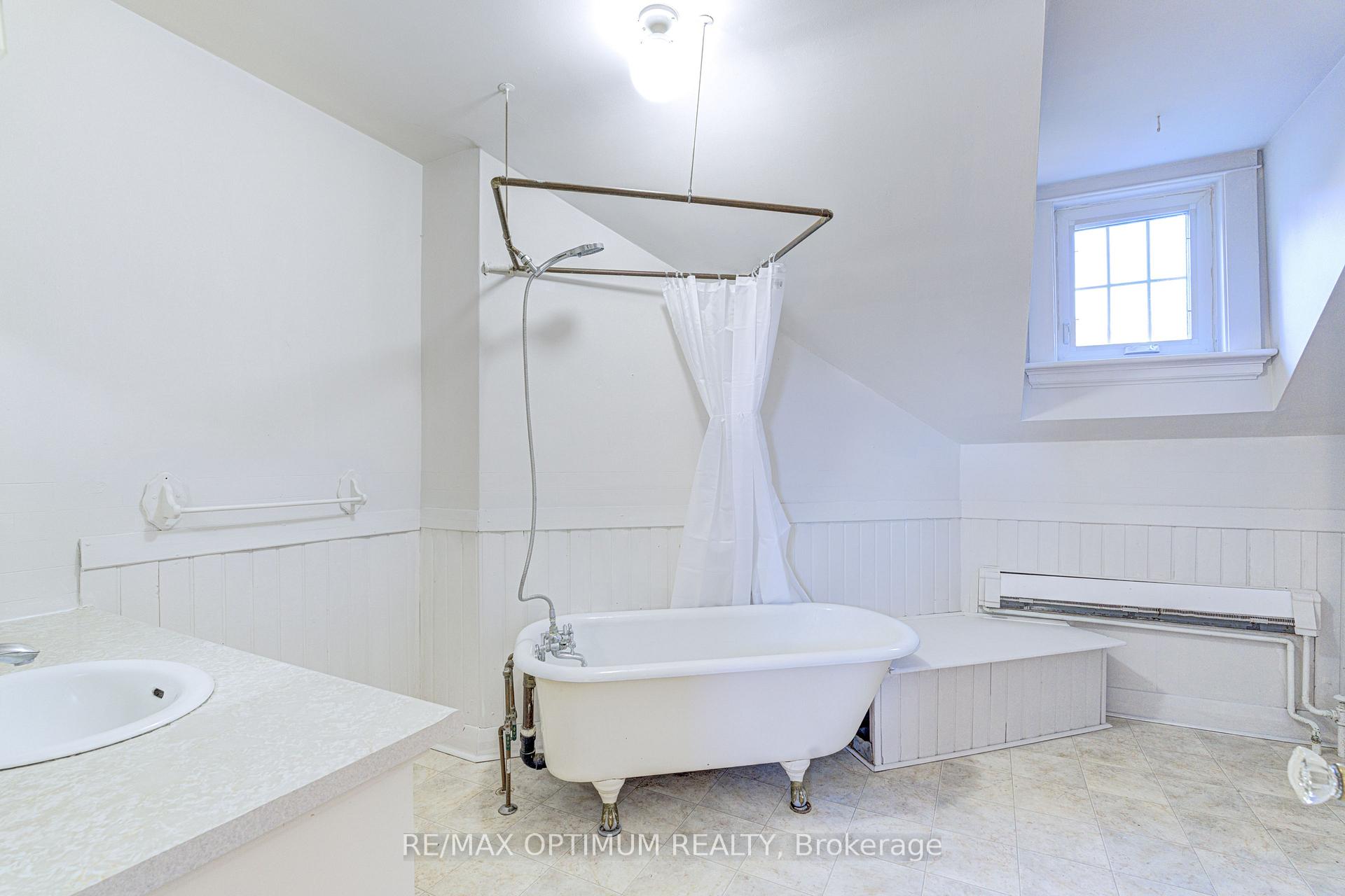 Photo 26 of 916 Queenston Road, Cambridge, Preston South — HOMEH