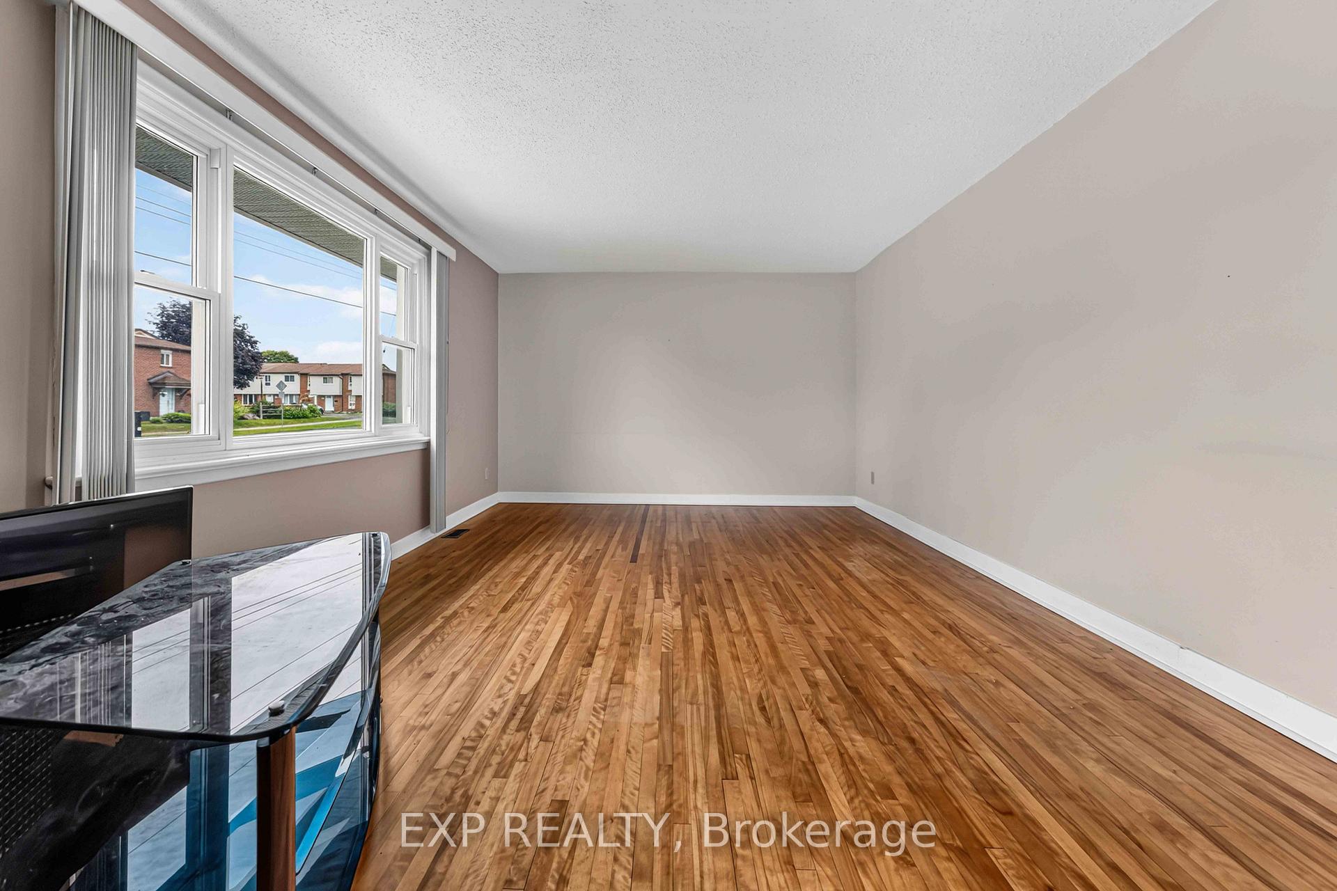Photo 5 of 1613 Queensdale Avenue, Ottawa, Blossom Park/Kemp Park/Findlay Creek — HOMEH