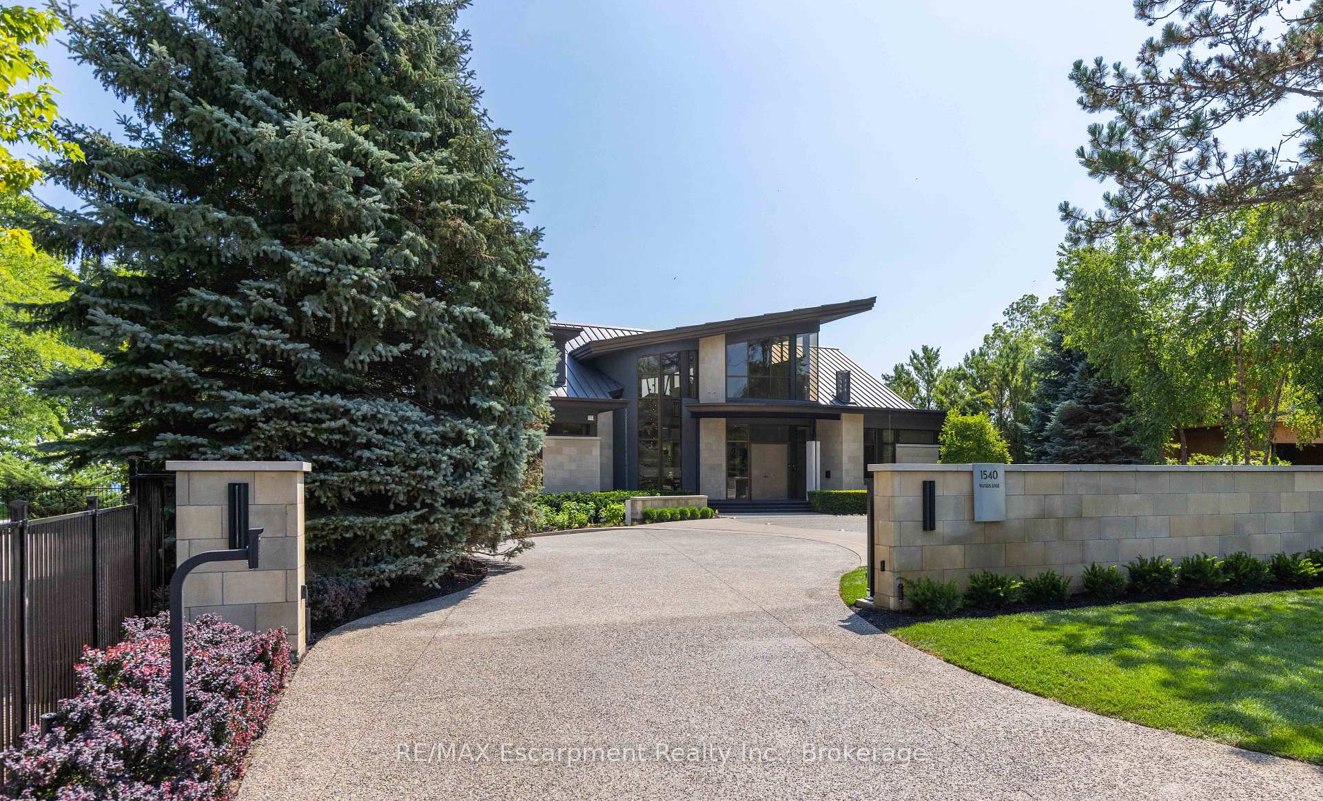 Photo 2 of 1540 Watersedge Road, Mississauga, Clarkson — HOMEH