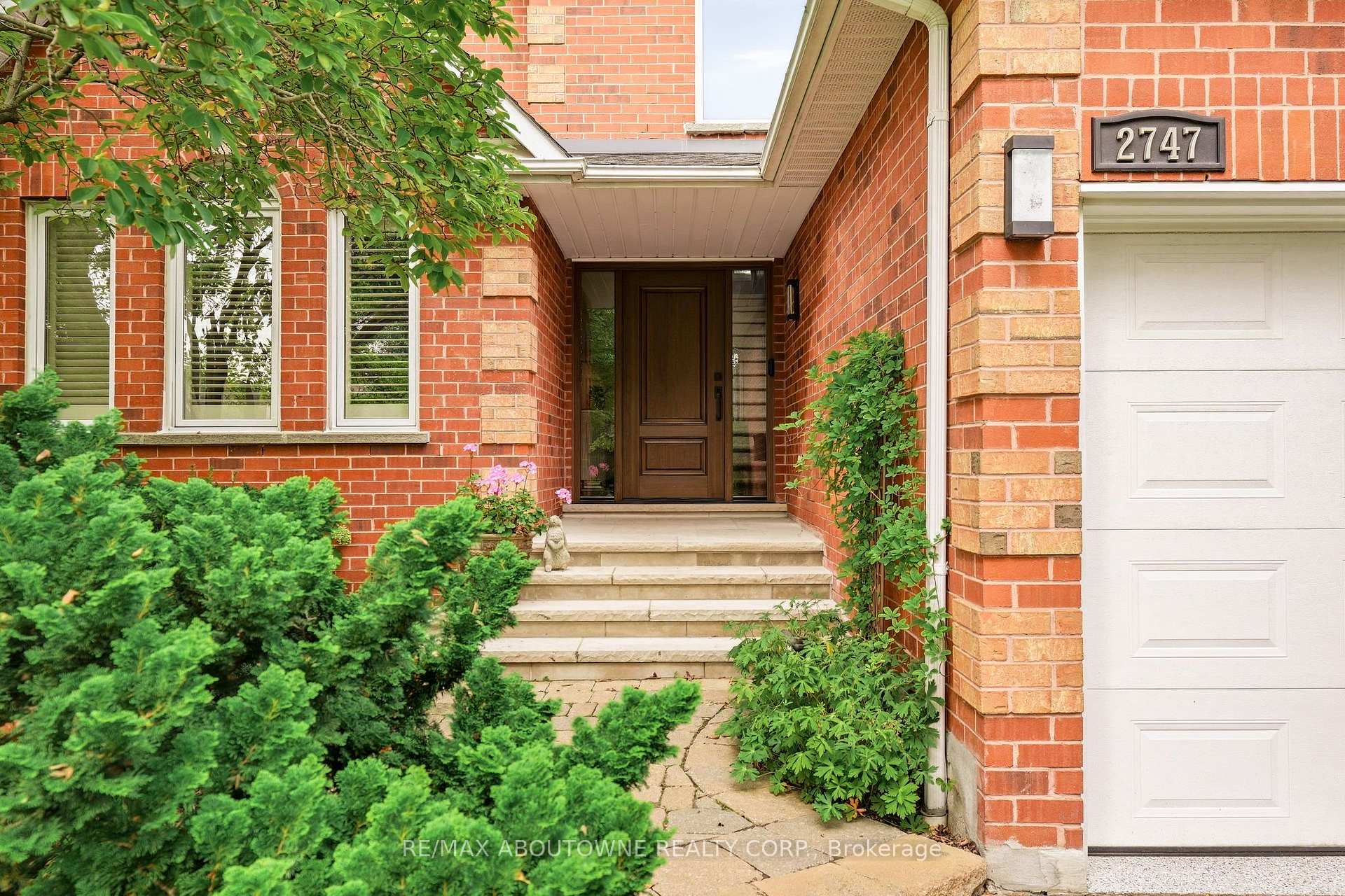 Photo 2 of 2747 Teak Crescent, Oakville, Clearview — HOMEH