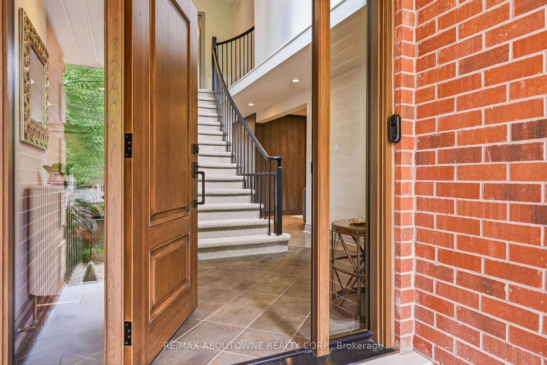 Photo 3 of 2747 Teak Crescent, Oakville, Clearview — HOMEH