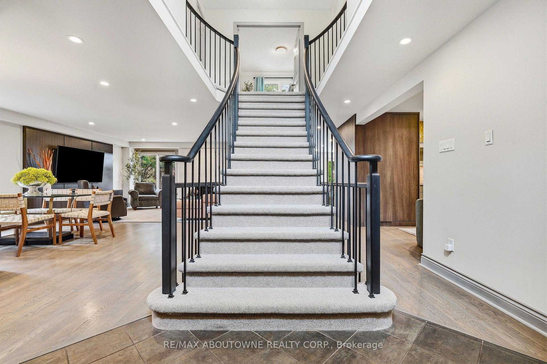 Photo 4 of 2747 Teak Crescent, Oakville, Clearview — HOMEH