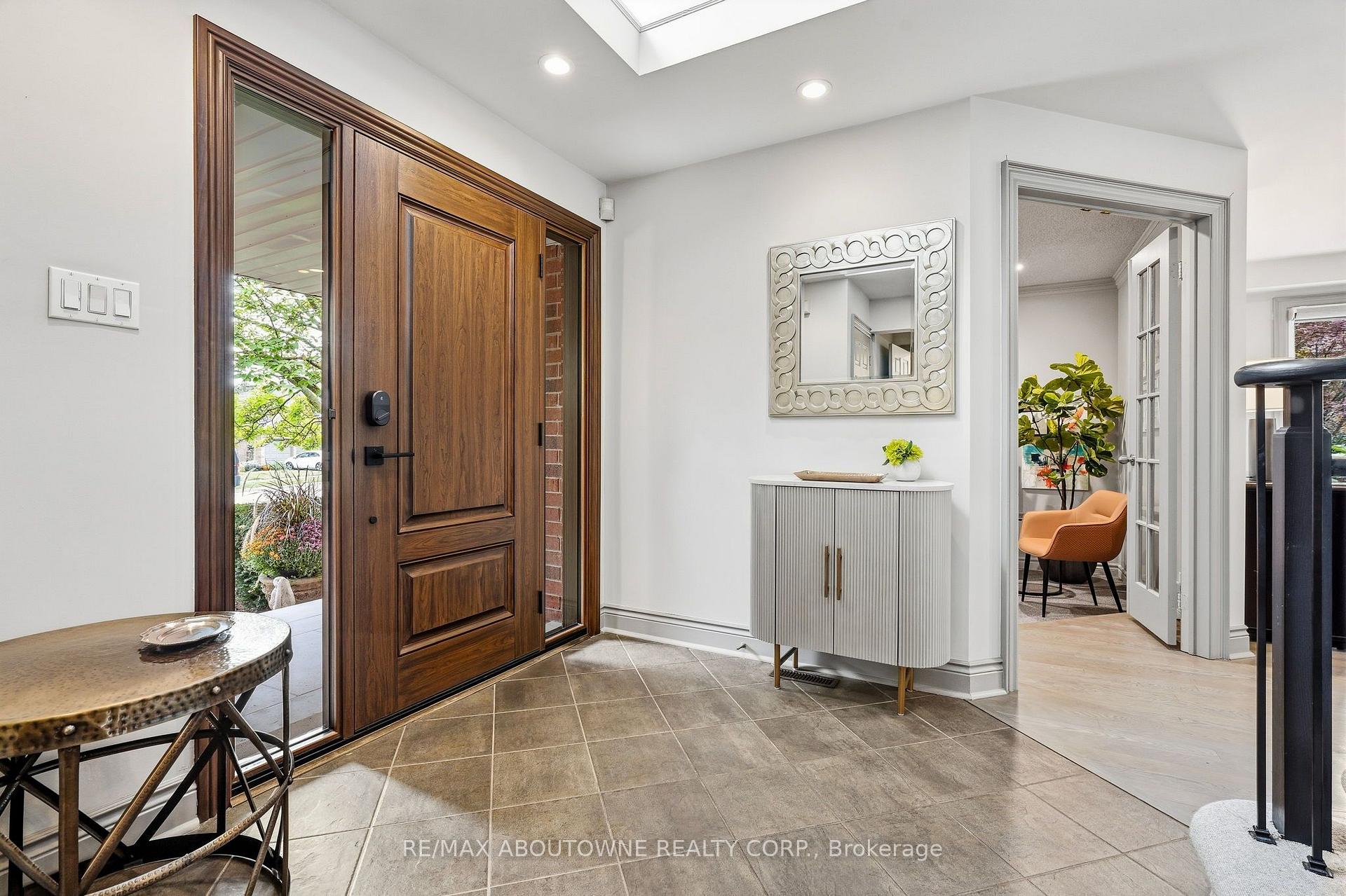 Photo 5 of 2747 Teak Crescent, Oakville, Clearview — HOMEH