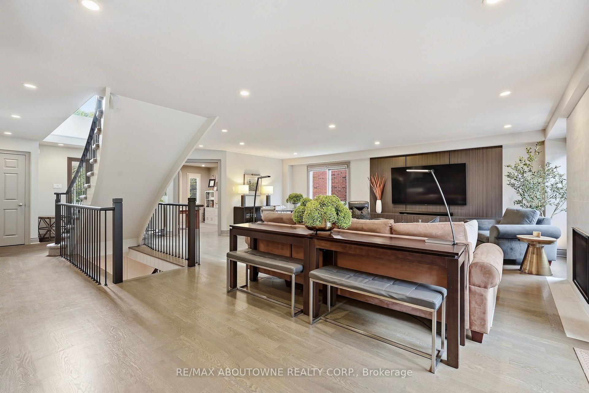 Photo 14 of 2747 Teak Crescent, Oakville, Clearview — HOMEH