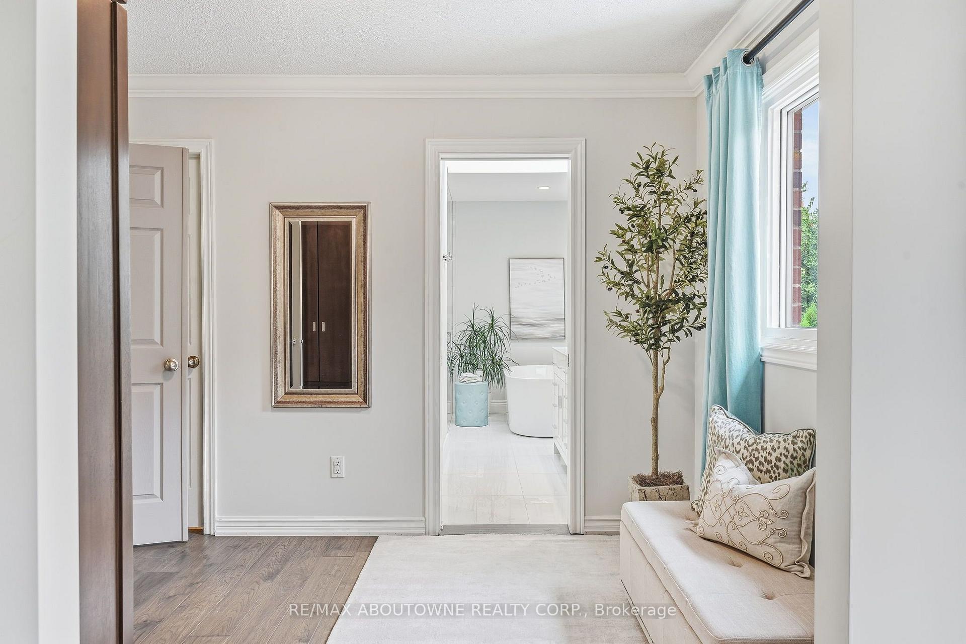 Photo 33 of 2747 Teak Crescent, Oakville, Clearview — HOMEH