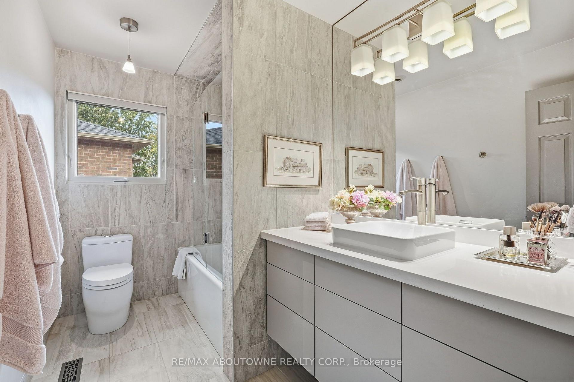 Photo 39 of 2747 Teak Crescent, Oakville, Clearview — HOMEH