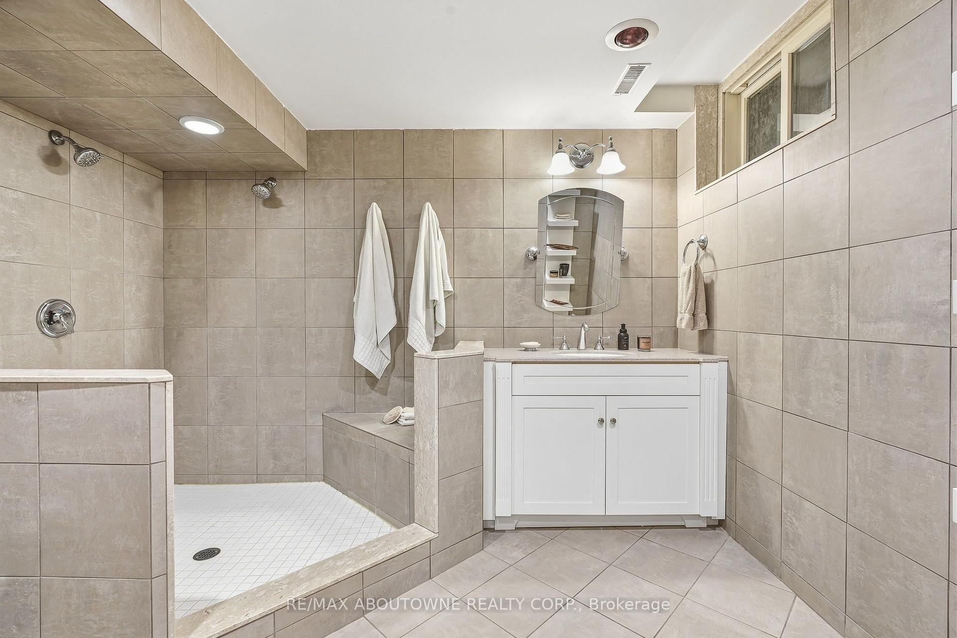 Photo 44 of 2747 Teak Crescent, Oakville, Clearview — HOMEH