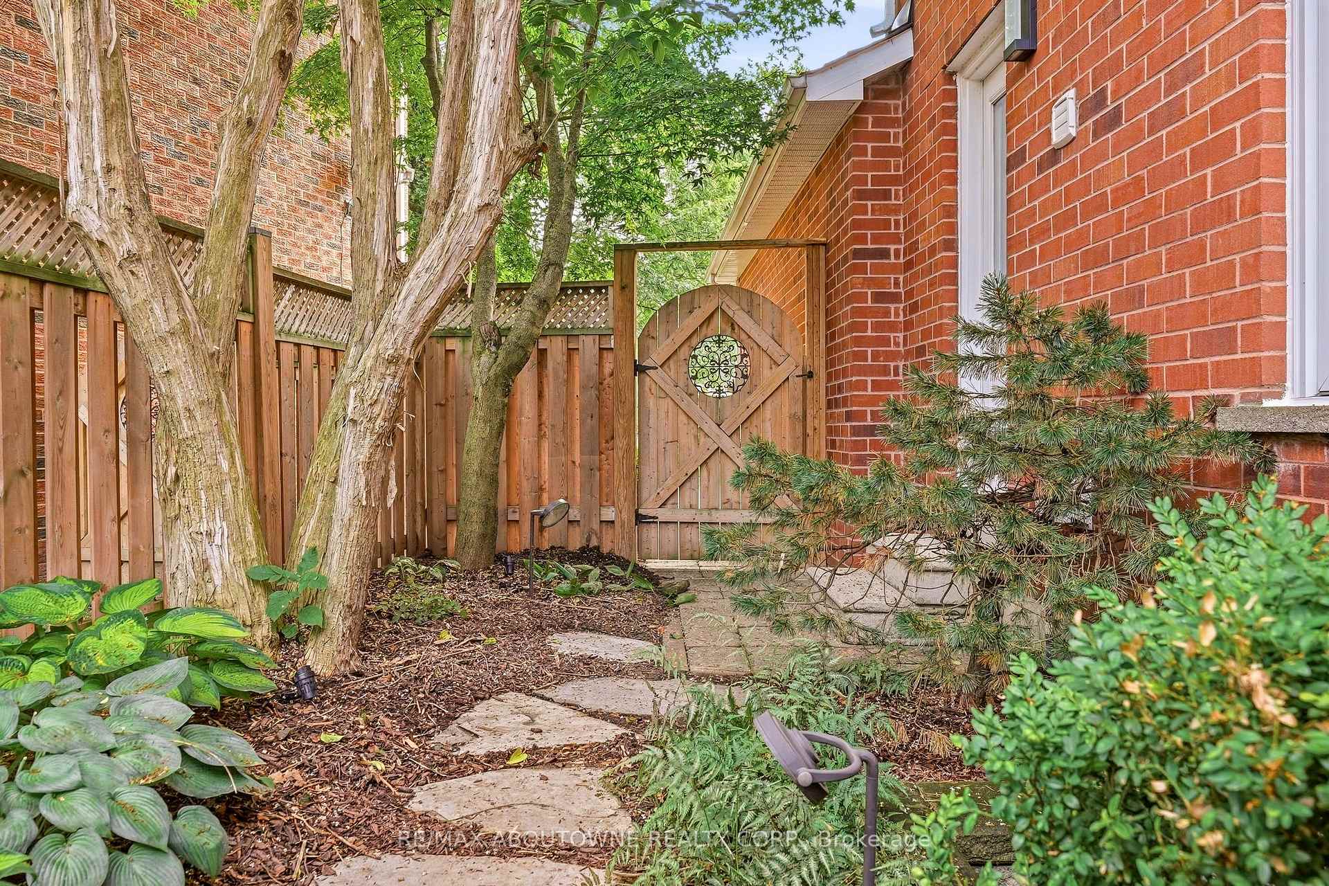 Photo 48 of 2747 Teak Crescent, Oakville, Clearview — HOMEH