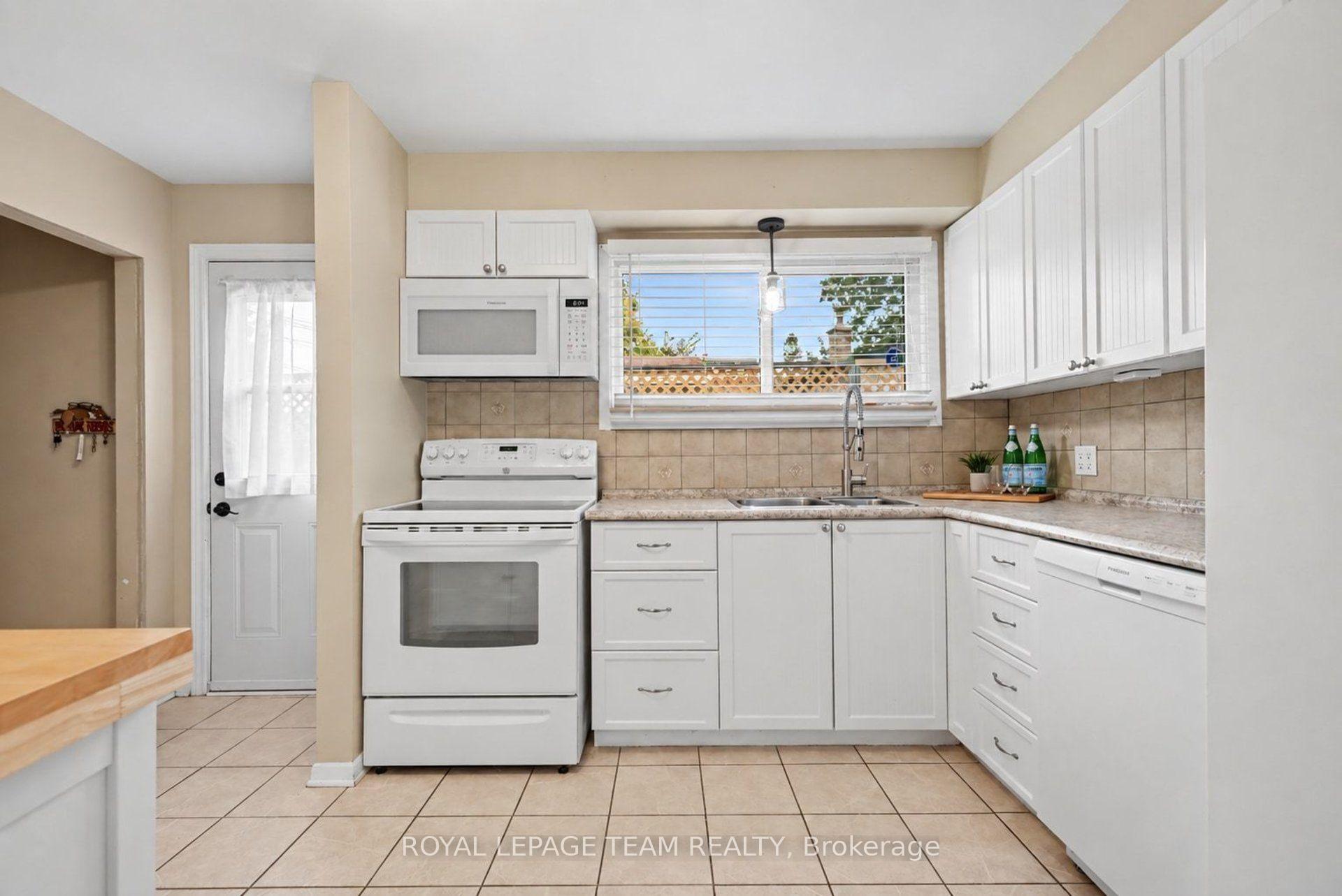 Photo 10 of 1201 Meadowlands Drive E, Ottawa, City View/Skyline/Fisher Heights/Parkwood Hills — HOMEH