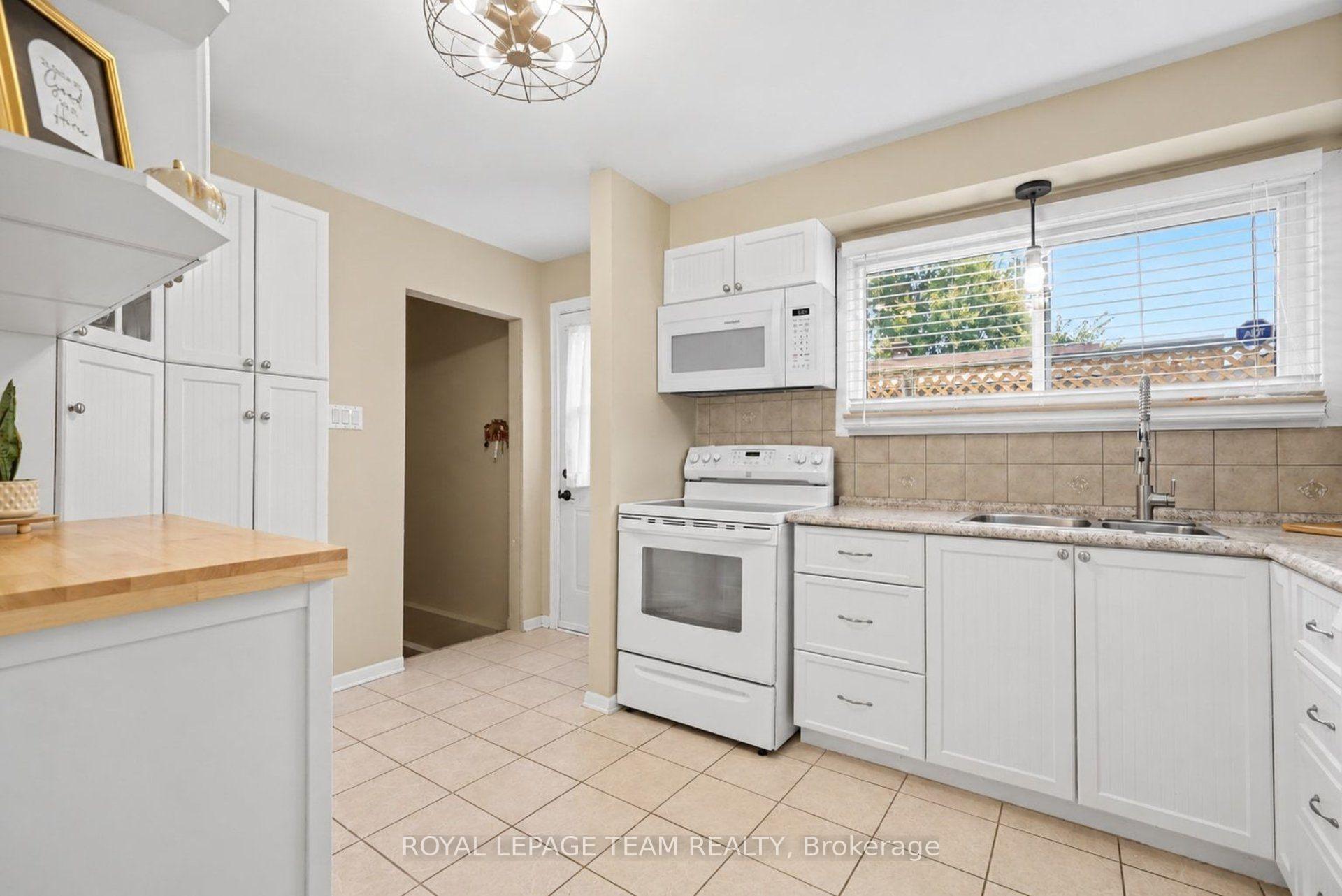 Photo 11 of 1201 Meadowlands Drive E, Ottawa, City View/Skyline/Fisher Heights/Parkwood Hills — HOMEH