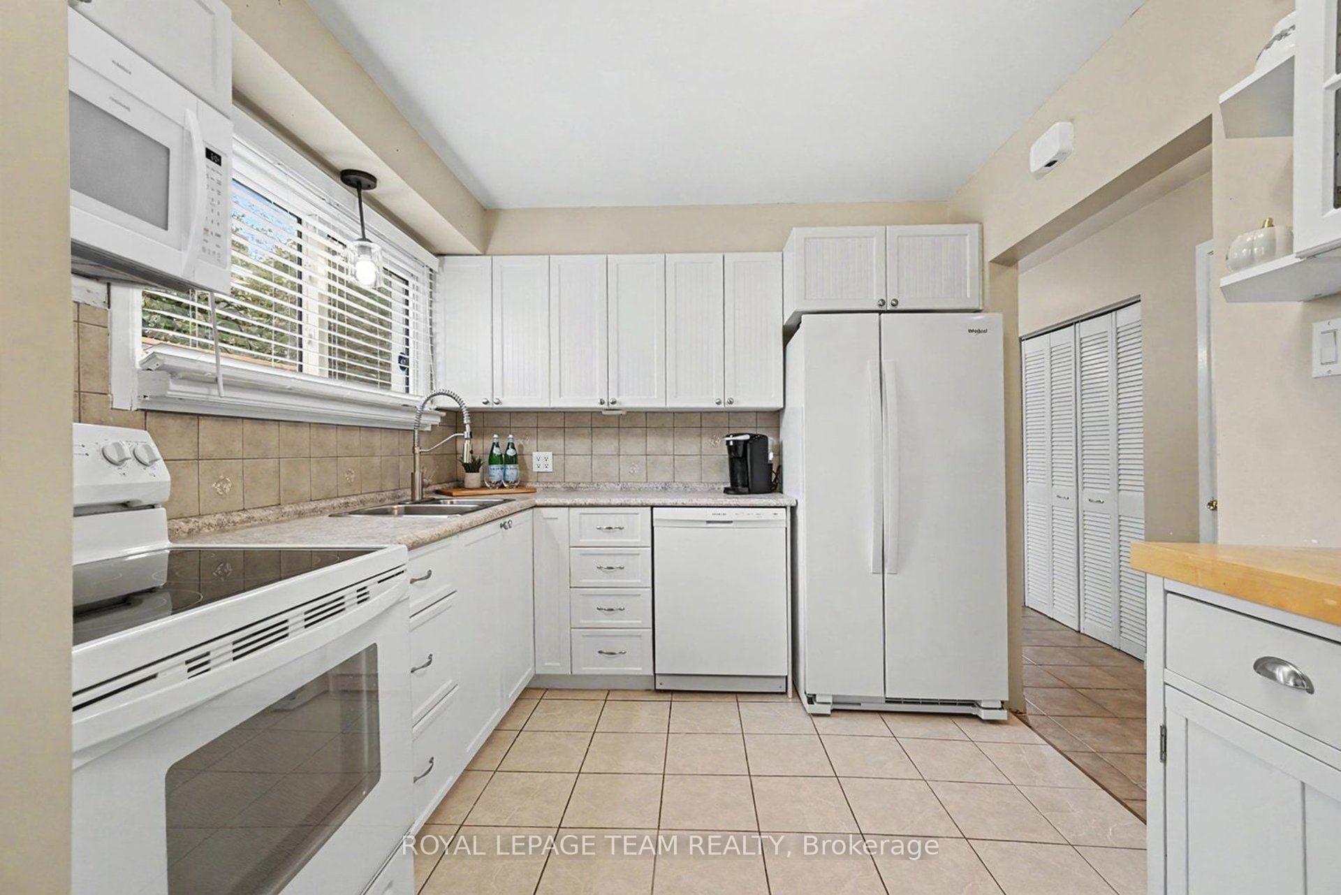Photo 13 of 1201 Meadowlands Drive E, Ottawa, City View/Skyline/Fisher Heights/Parkwood Hills — HOMEH