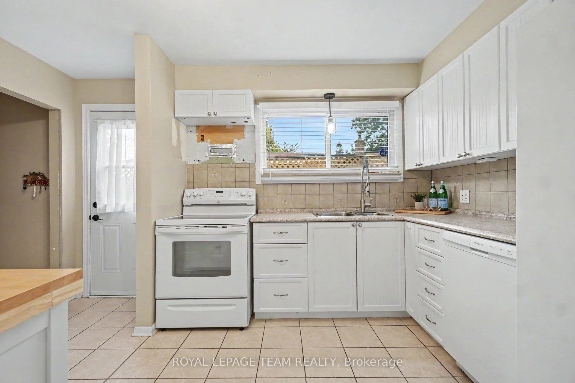 Photo 12 of 1201 Meadowlands Drive E, Ottawa, City View/Skyline/Fisher Heights/Parkwood Hills — HOMEH