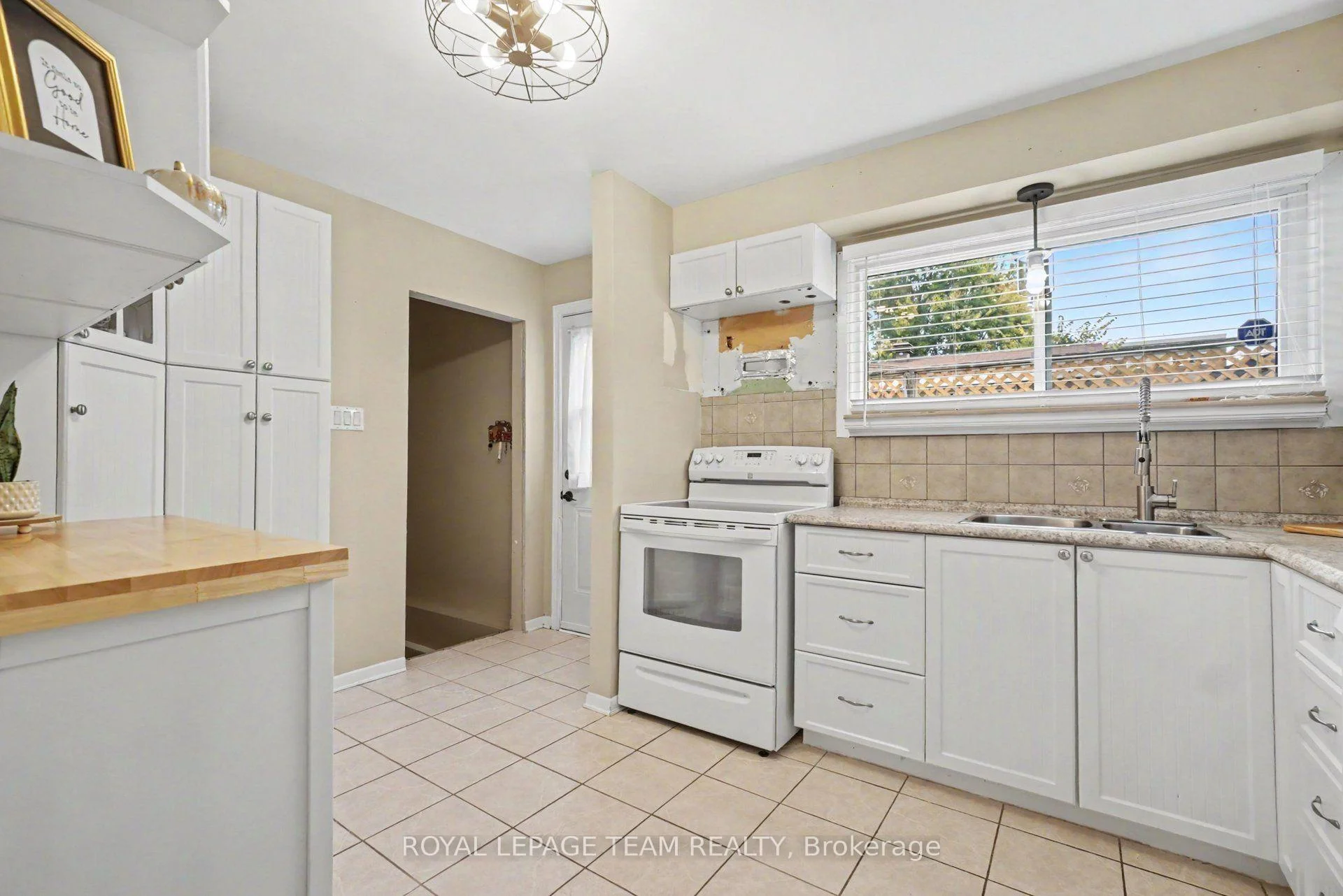 Photo 14 of 1201 Meadowlands Drive E, Ottawa, City View/Skyline/Fisher Heights/Parkwood Hills — HOMEH