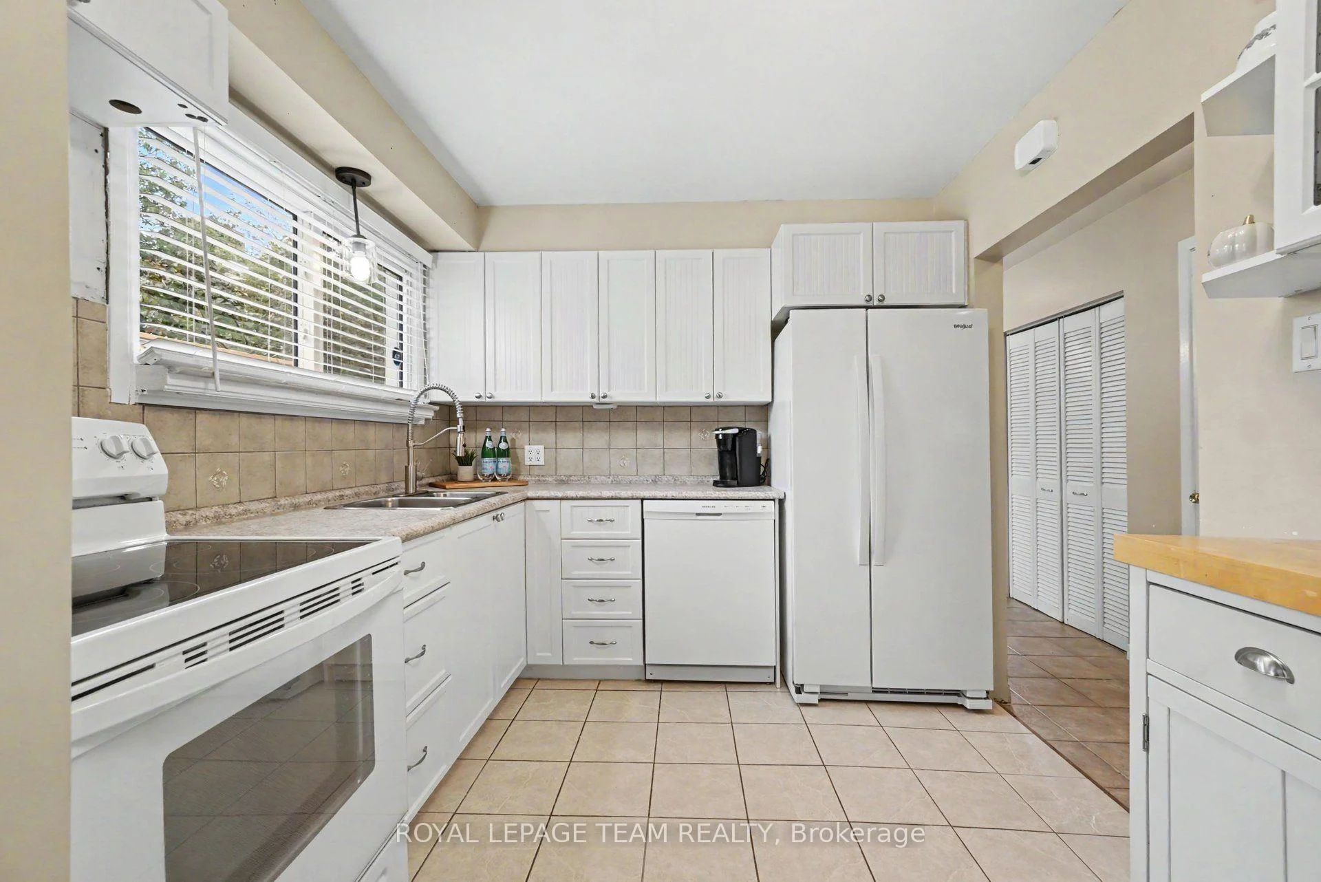 Photo 15 of 1201 Meadowlands Drive E, Ottawa, City View/Skyline/Fisher Heights/Parkwood Hills — HOMEH