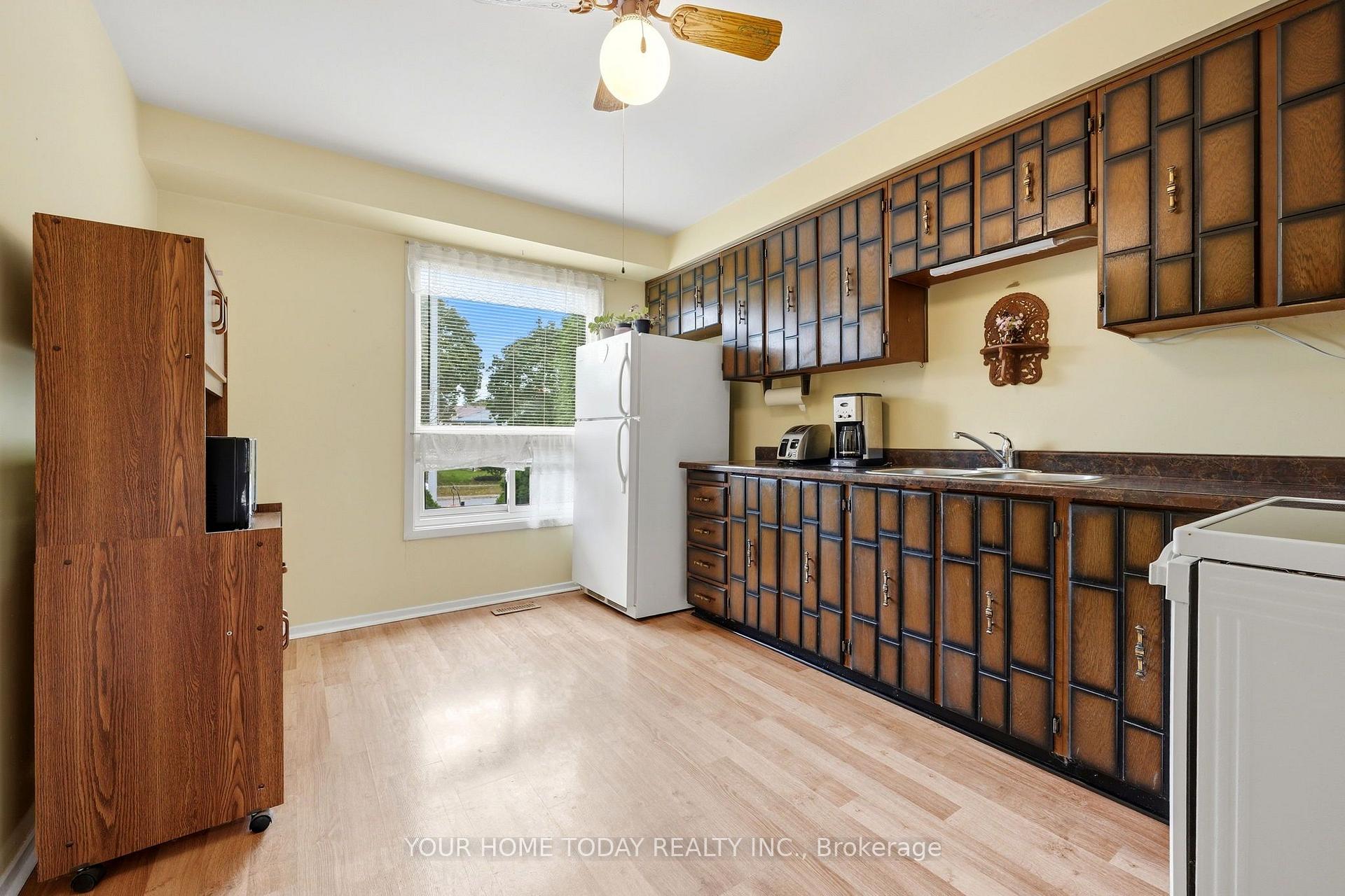 Photo 8 of 7 Greenore Crescent, Halton Hills, Acton — HOMEH