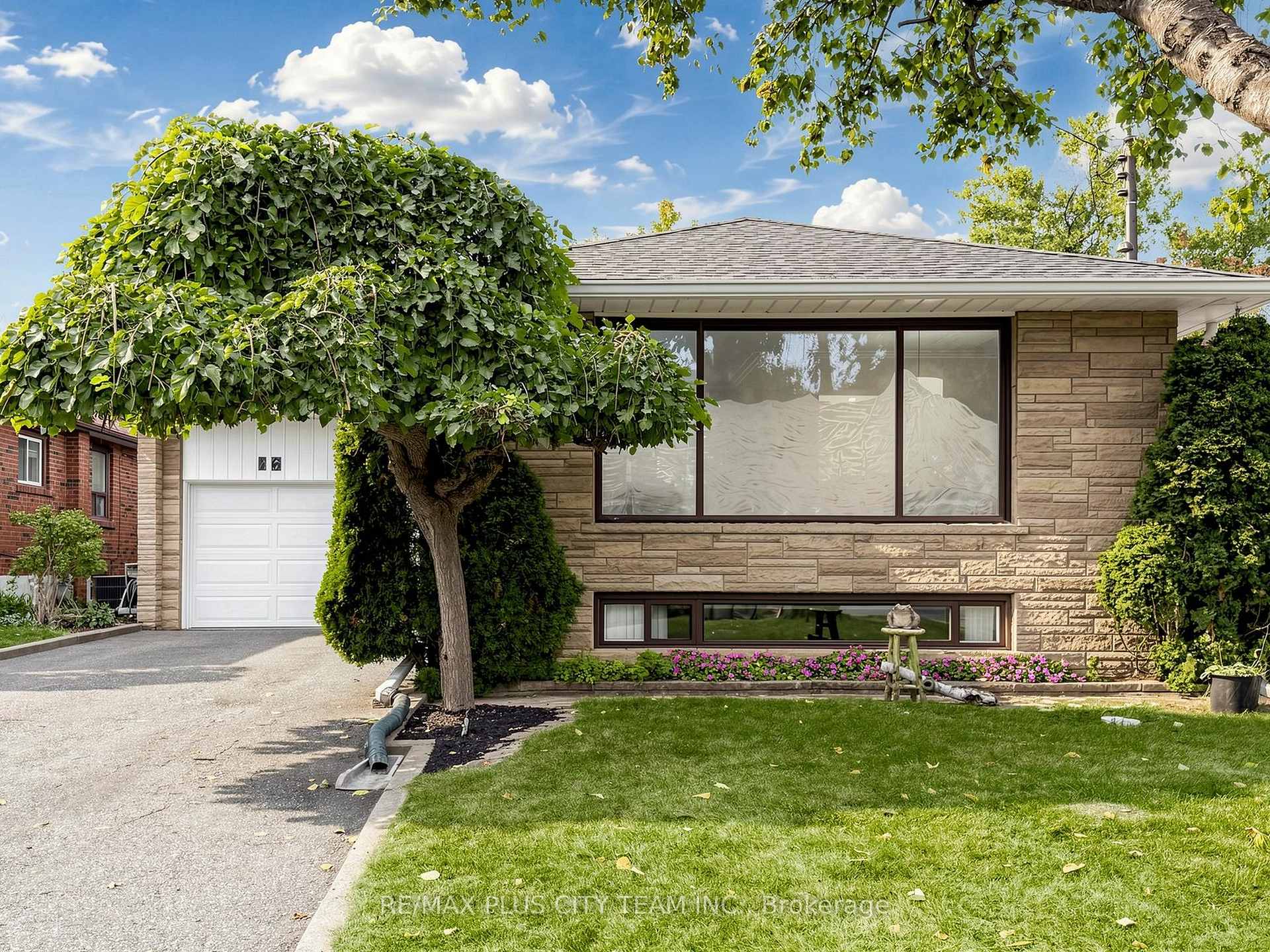 Photo 1 of 16 Holford Crescent, Scarborough, Tam O'Shanter-Sullivan — HOMEH