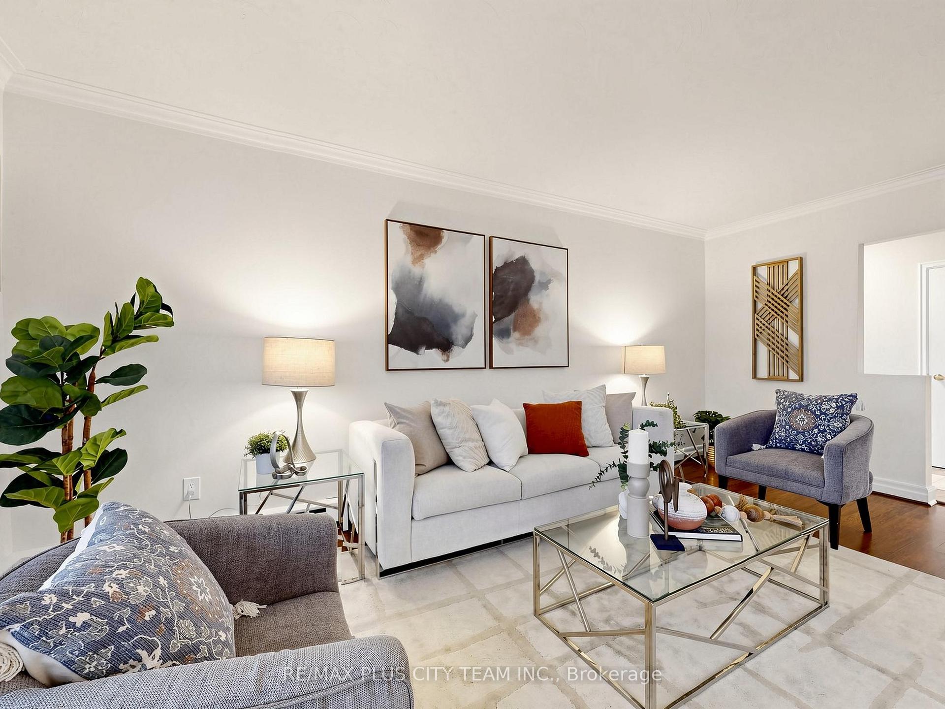 Photo 3 of 16 Holford Crescent, Scarborough, Tam O'Shanter-Sullivan — HOMEH