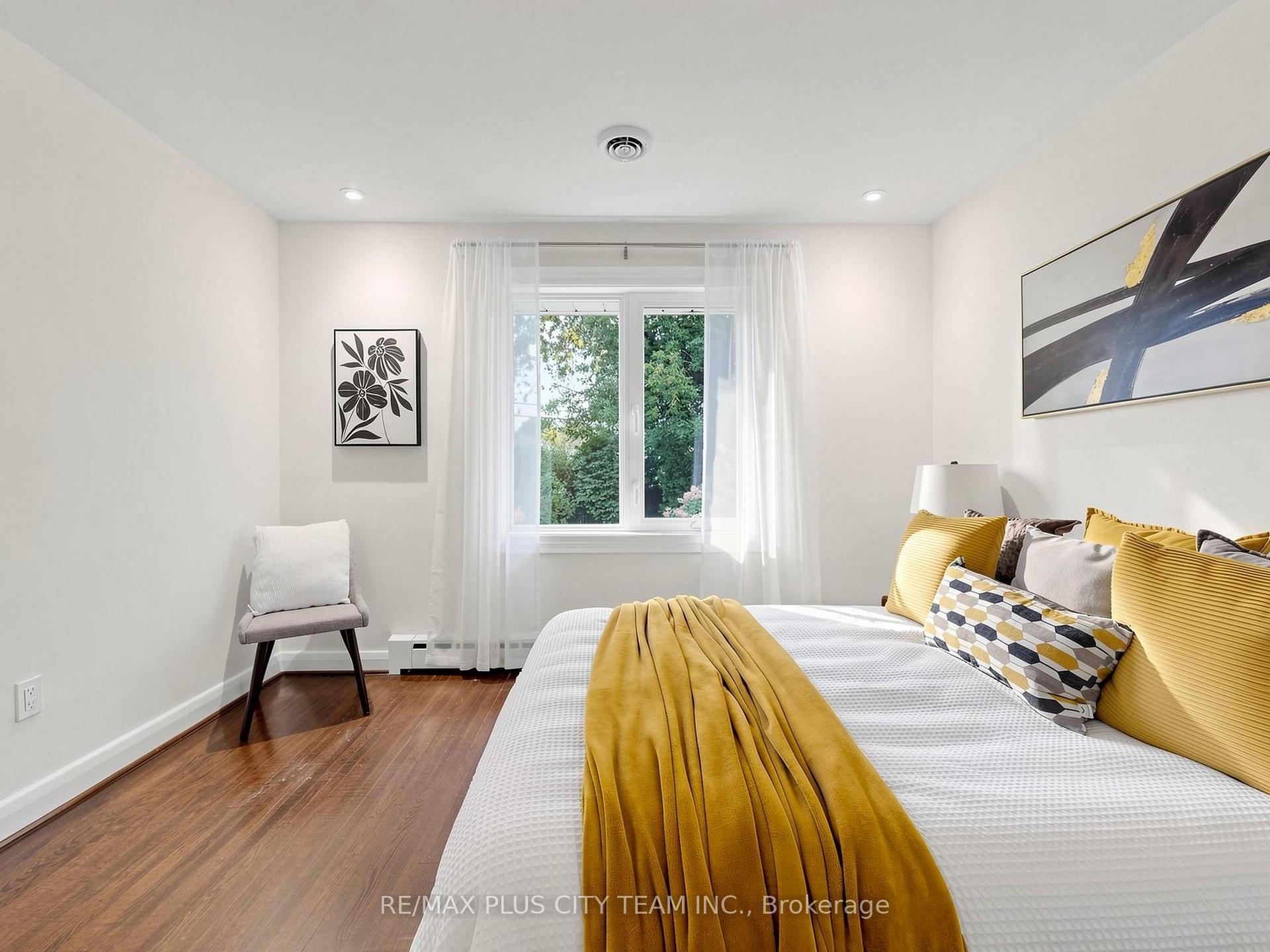 Photo 17 of 16 Holford Crescent, Scarborough, Tam O'Shanter-Sullivan — HOMEH