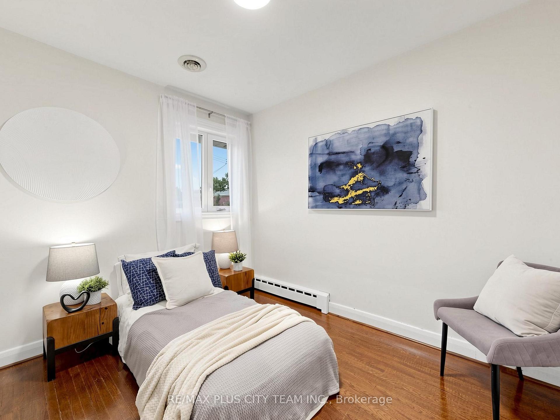 Photo 18 of 16 Holford Crescent, Scarborough, Tam O'Shanter-Sullivan — HOMEH