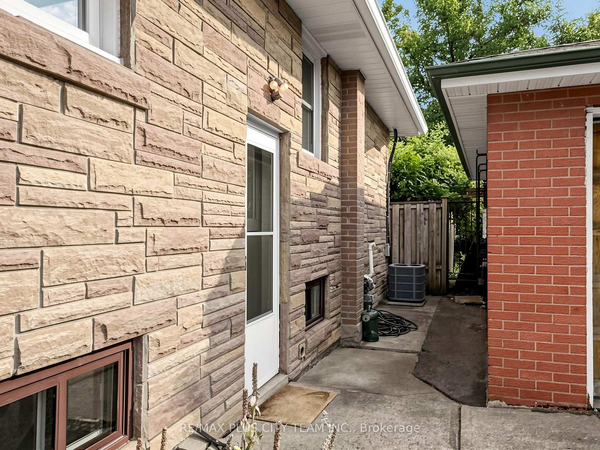 Photo 42 of 16 Holford Crescent, Scarborough, Tam O'Shanter-Sullivan — HOMEH