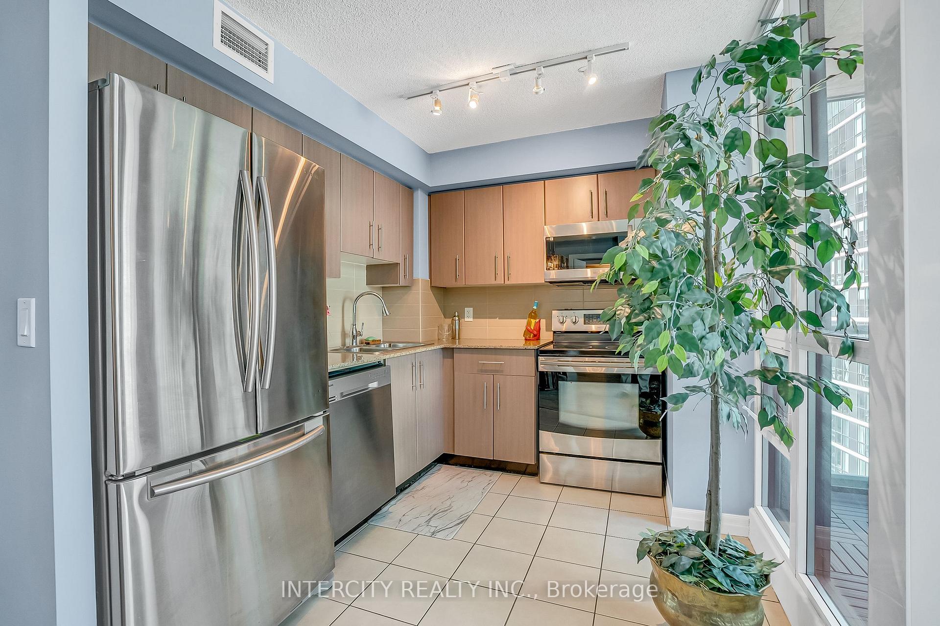 Photo 17 of Unit 1010, 12 Yonge Street, Toronto, Waterfront Communities — HOMEH