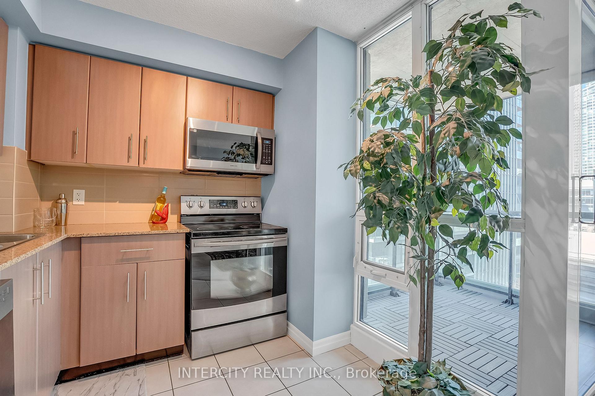 Photo 18 of Unit 1010, 12 Yonge Street, Toronto, Waterfront Communities — HOMEH