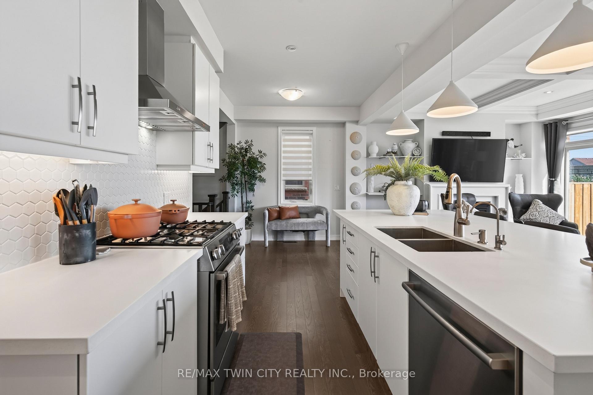 Photo 8 of 10 Reistwood Drive, Kitchener, Huron Park — HOMEH