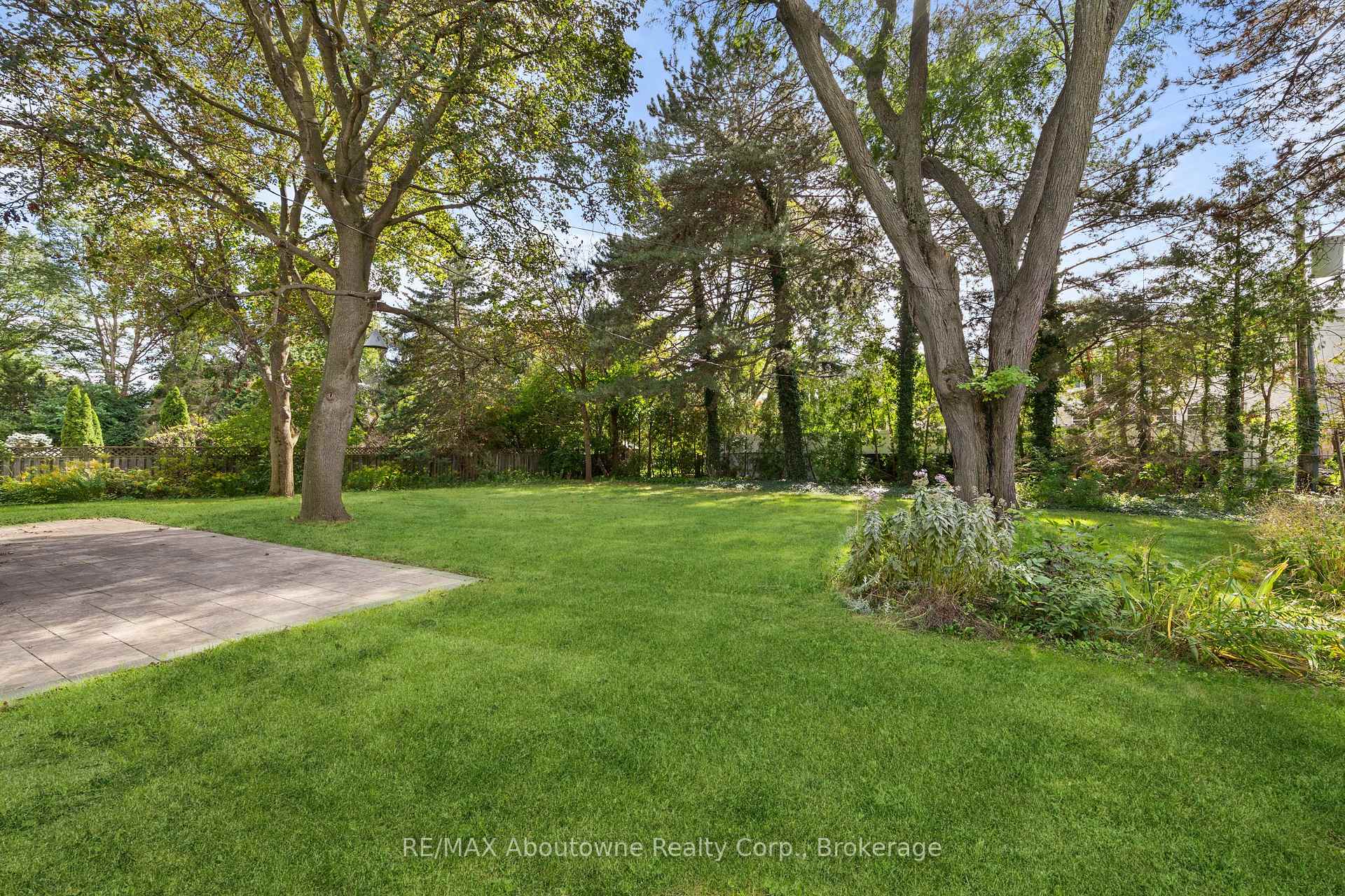 Photo 3 of 24 Valloncliffe Road, Markham, Bayview Glen — HOMEH