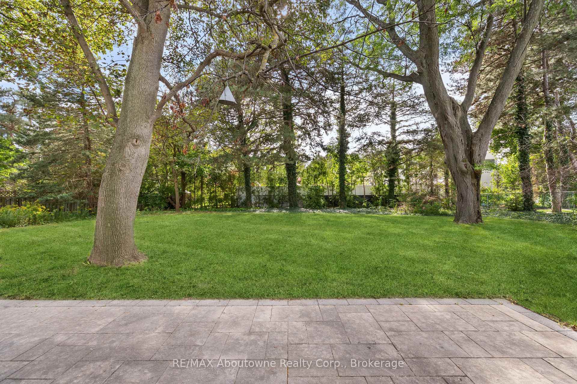 Photo 4 of 24 Valloncliffe Road, Markham, Bayview Glen — HOMEH
