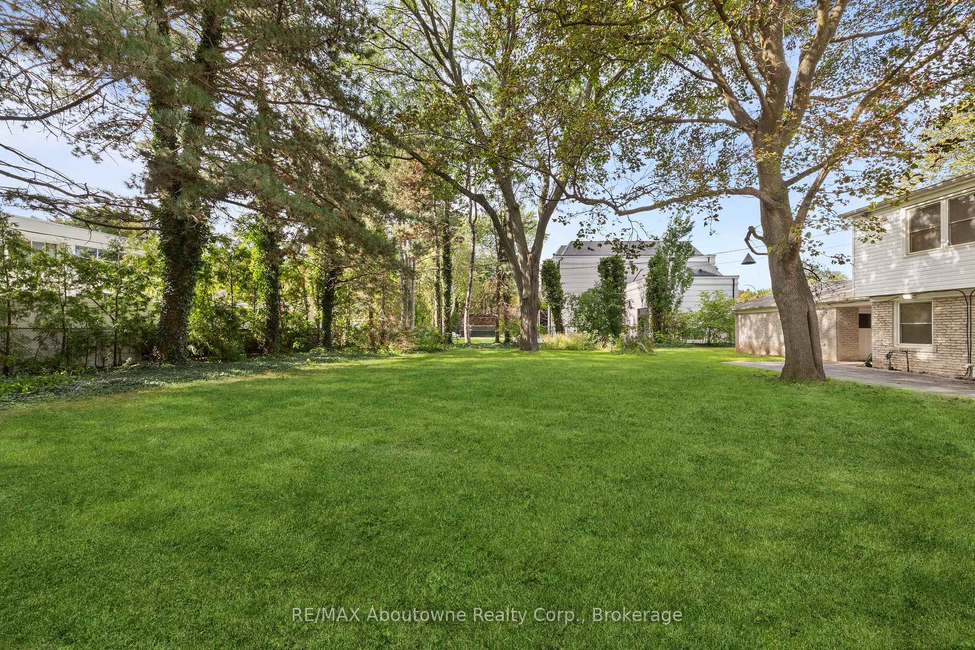 Photo 5 of 24 Valloncliffe Road, Markham, Bayview Glen — HOMEH