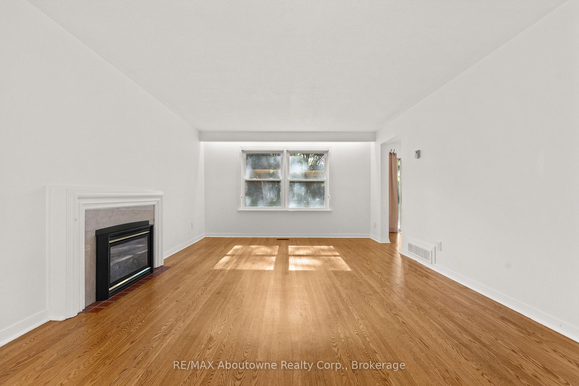 Photo 8 of 24 Valloncliffe Road, Markham, Bayview Glen — HOMEH