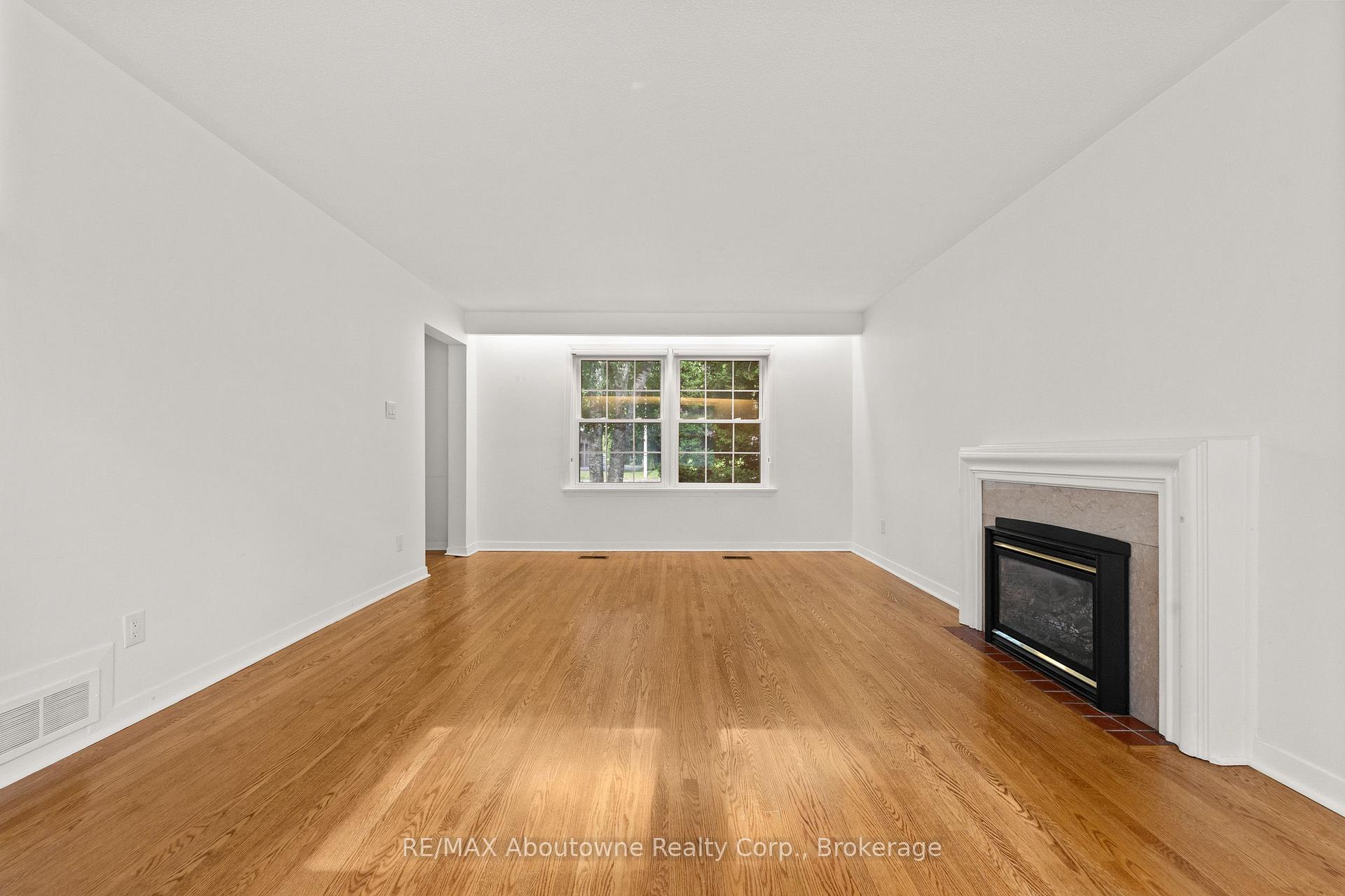 Photo 9 of 24 Valloncliffe Road, Markham, Bayview Glen — HOMEH
