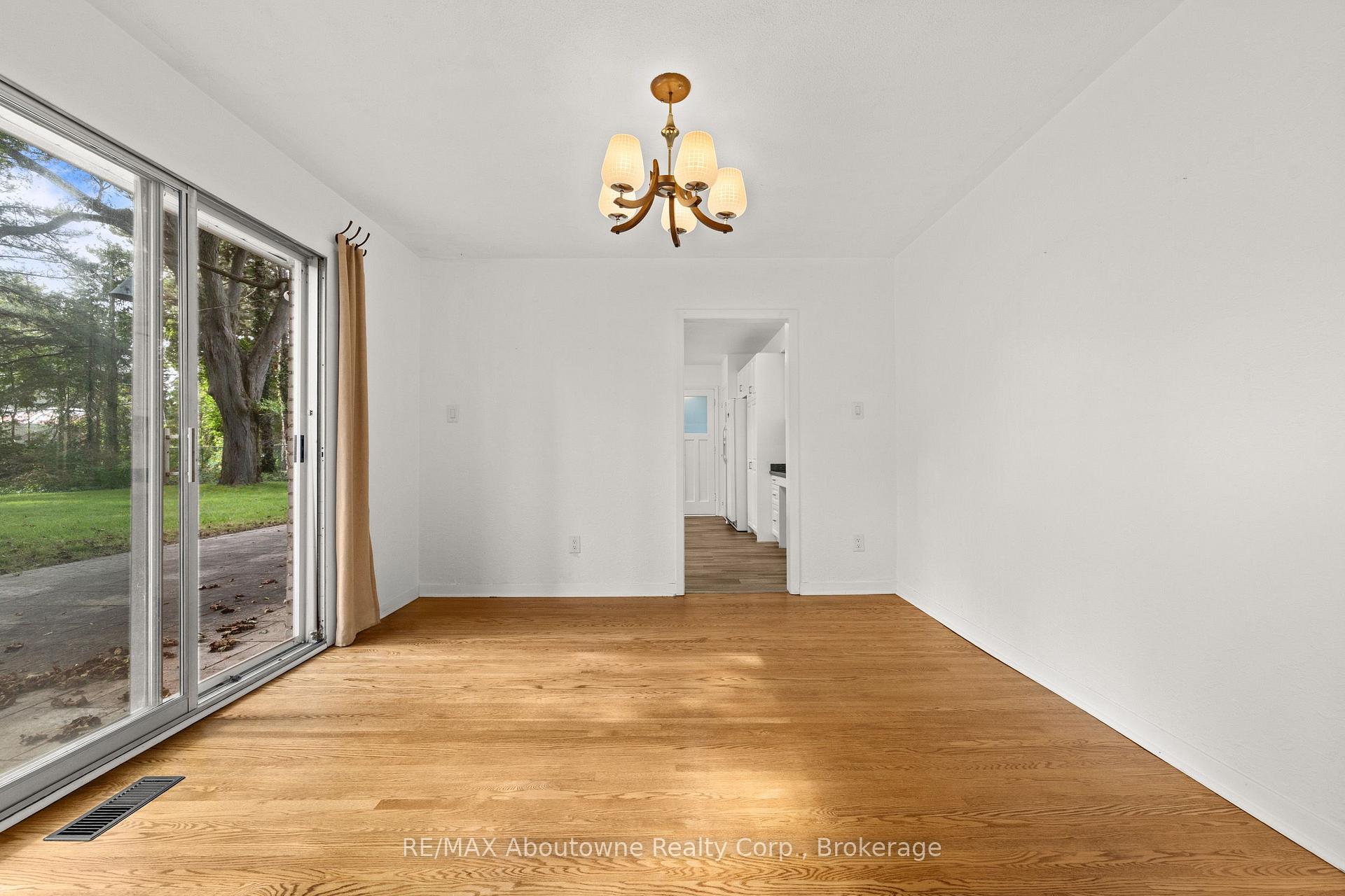 Photo 10 of 24 Valloncliffe Road, Markham, Bayview Glen — HOMEH