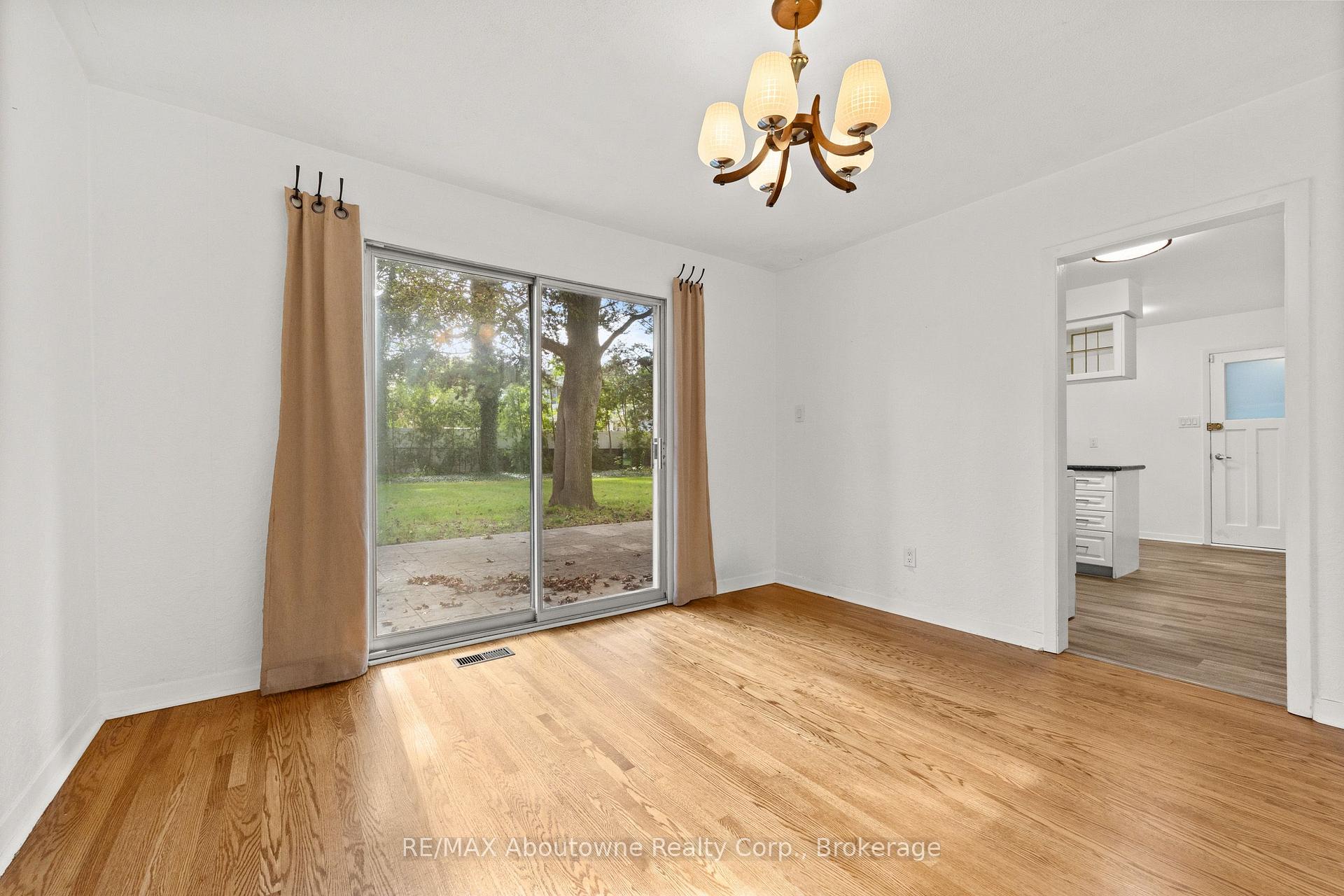 Photo 11 of 24 Valloncliffe Road, Markham, Bayview Glen — HOMEH