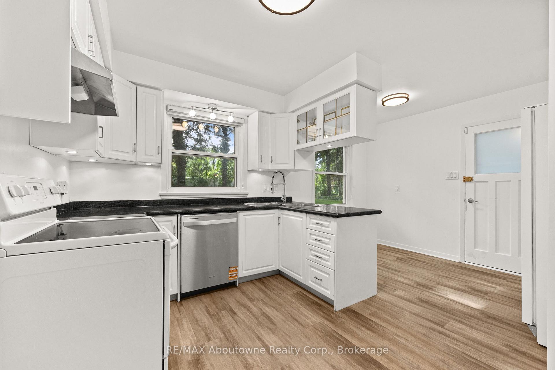 Photo 12 of 24 Valloncliffe Road, Markham, Bayview Glen — HOMEH