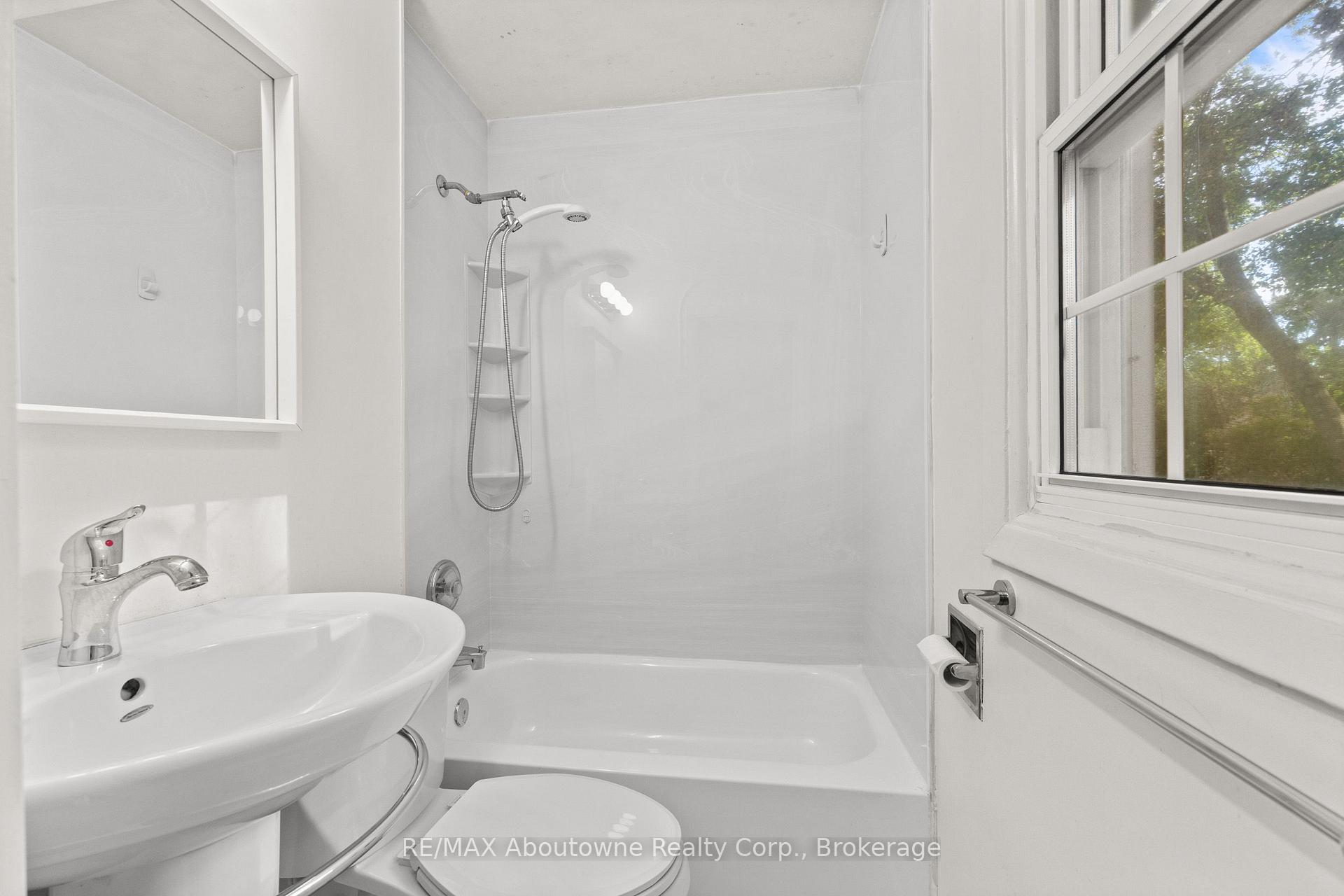 Photo 20 of 24 Valloncliffe Road, Markham, Bayview Glen — HOMEH
