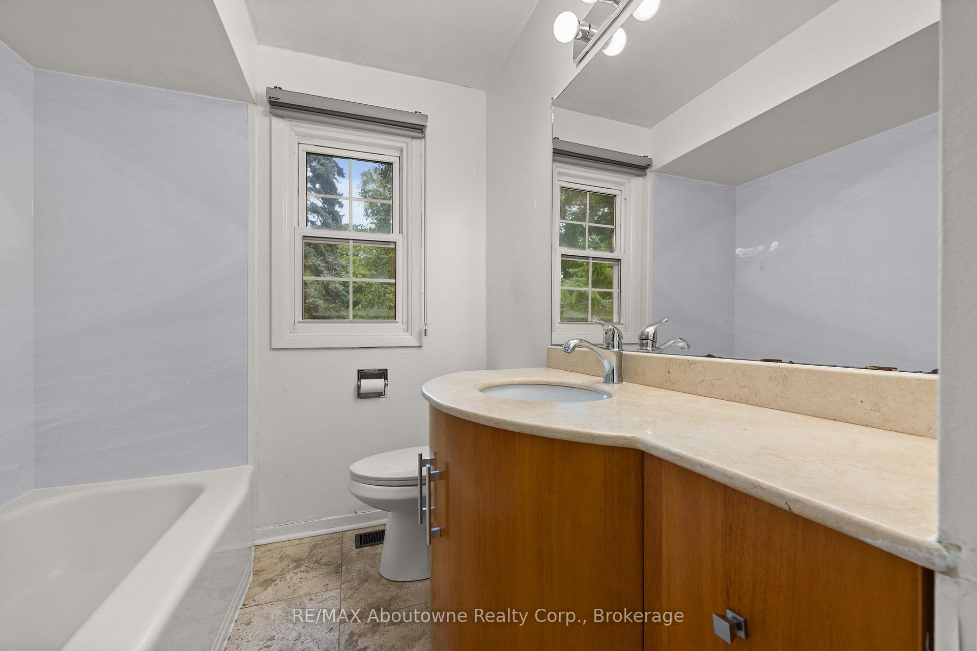 Photo 25 of 24 Valloncliffe Road, Markham, Bayview Glen — HOMEH