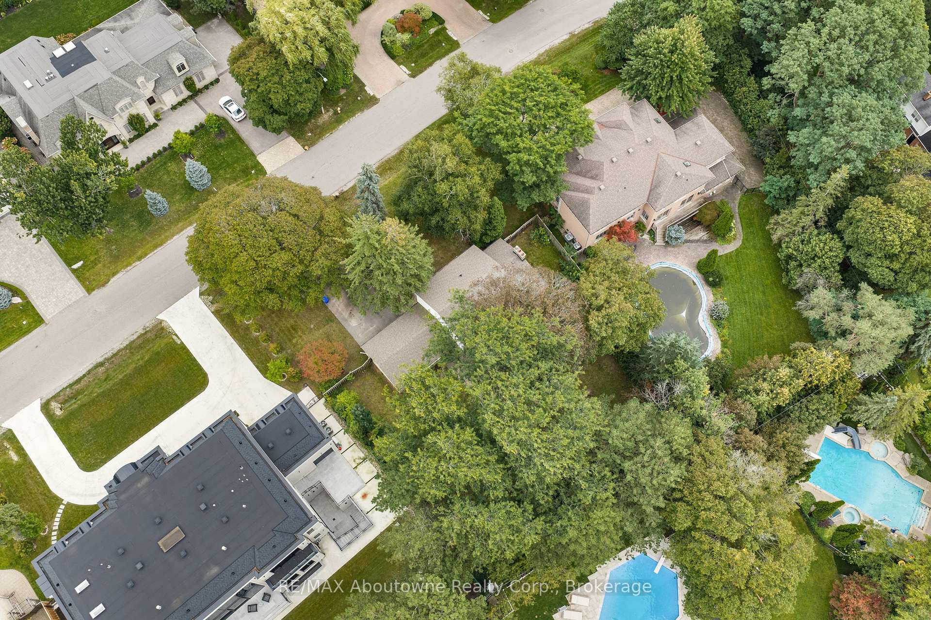 Photo 34 of 24 Valloncliffe Road, Markham, Bayview Glen — HOMEH