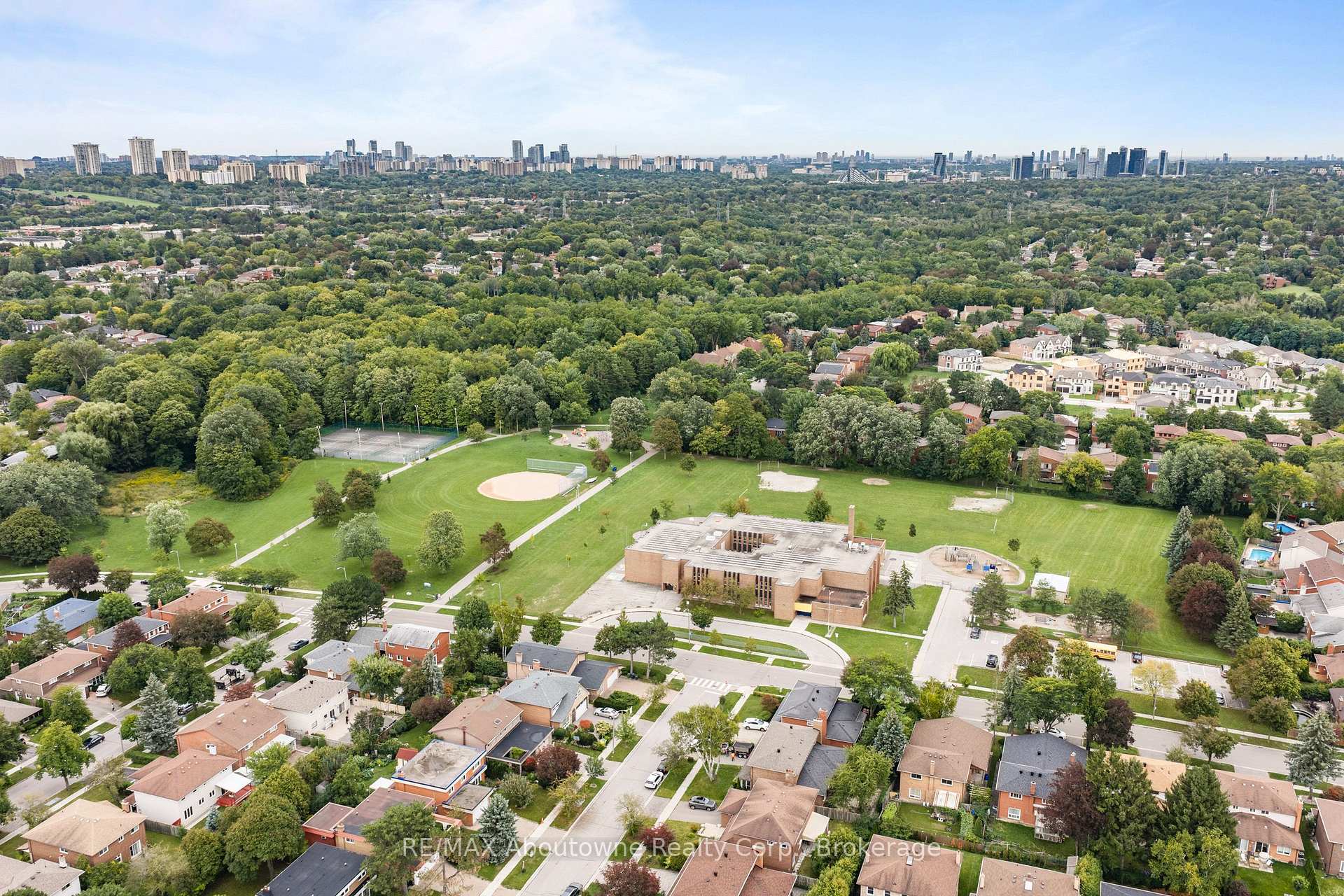 Photo 37 of 24 Valloncliffe Road, Markham, Bayview Glen — HOMEH
