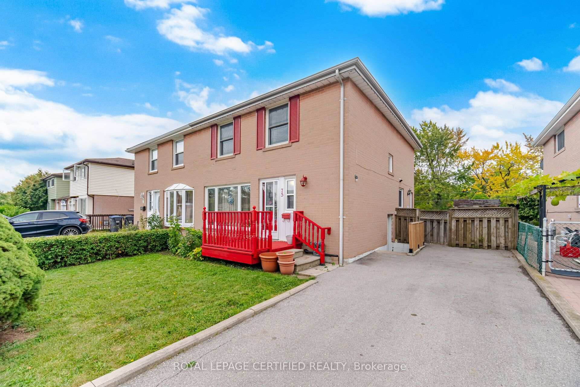 Photo 3 of 75 Cloverdale Drive, Brampton, Avondale — HOMEH