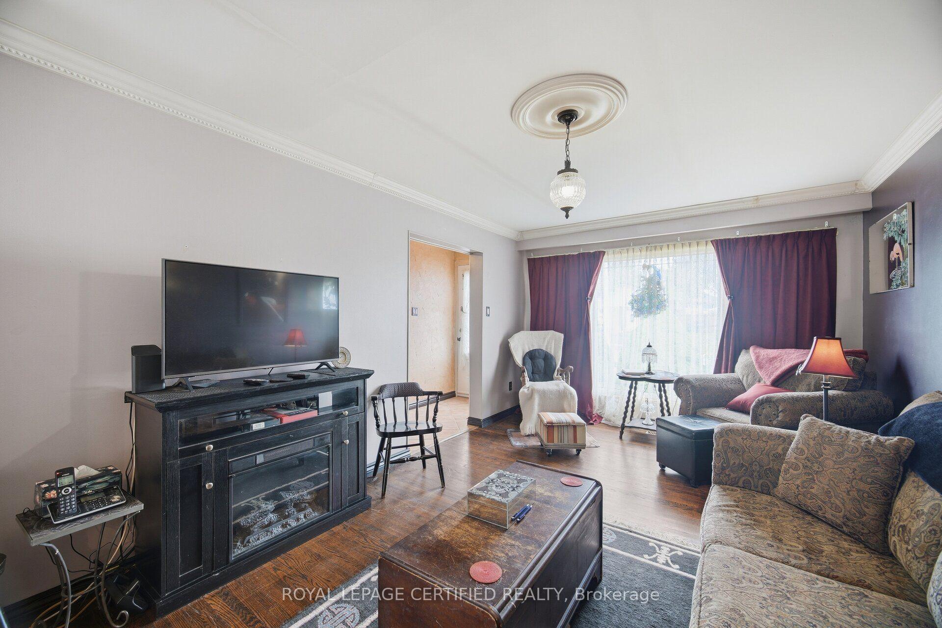 Photo 4 of 75 Cloverdale Drive, Brampton, Avondale — HOMEH