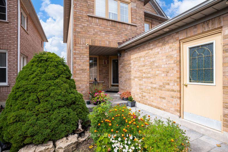 Photo 2 of 60 Whitefaulds Road, Vaughan, Maple — HOMEH