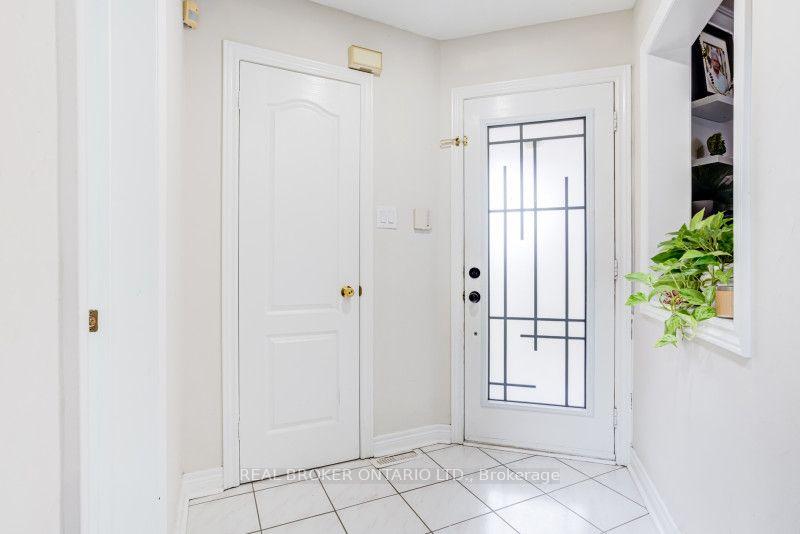 Photo 4 of 60 Whitefaulds Road, Vaughan, Maple — HOMEH