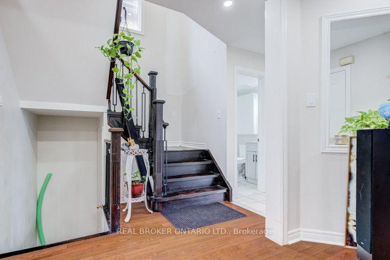 Photo 5 of 60 Whitefaulds Road, Vaughan, Maple — HOMEH