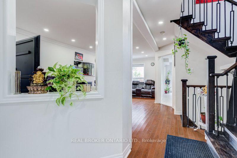 Photo 7 of 60 Whitefaulds Road, Vaughan, Maple — HOMEH