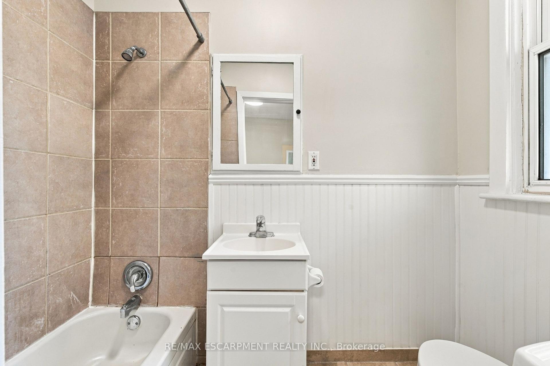 Photo 24 of 100 Balsam Avenue S, Hamilton, Stipley — HOMEH