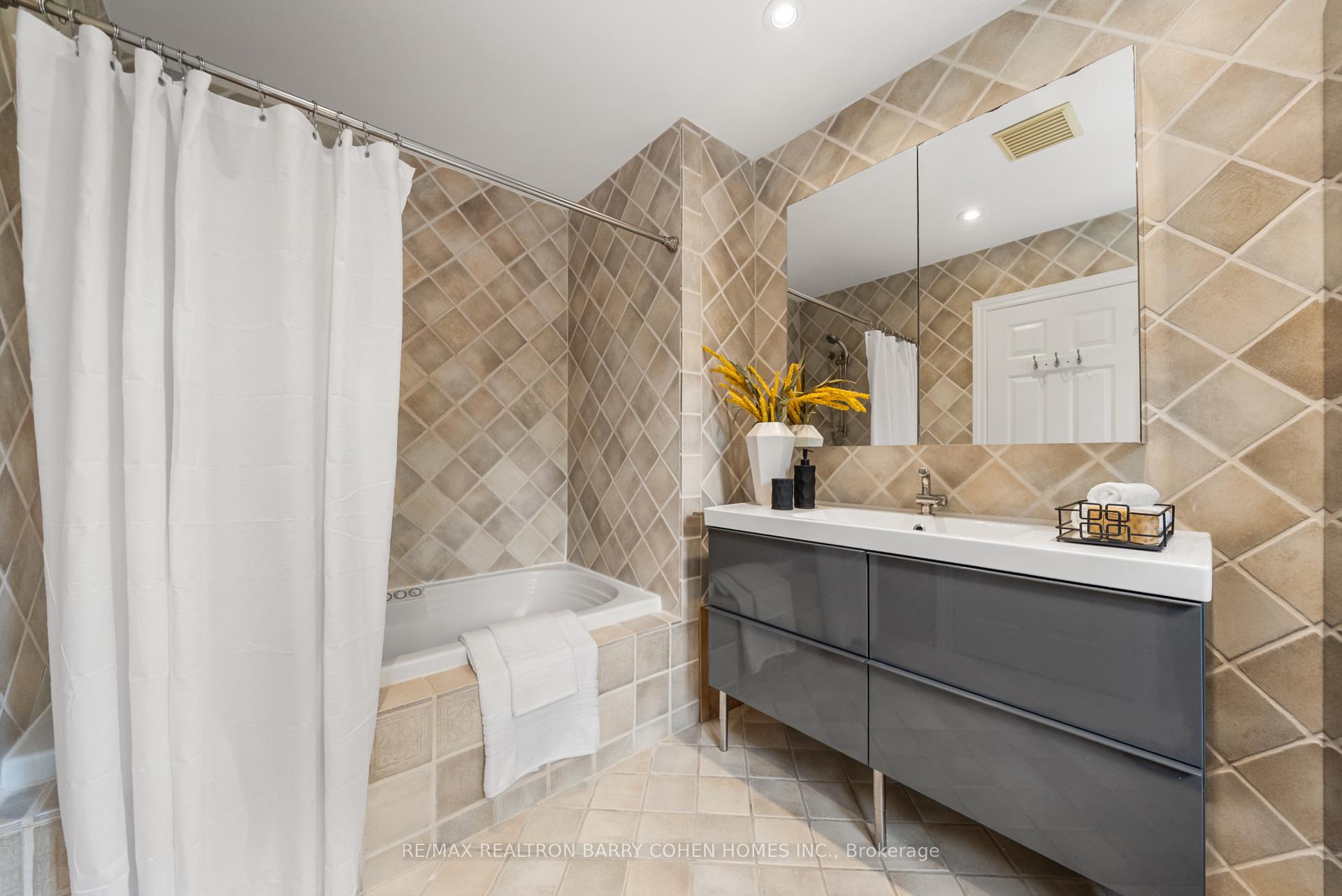 Photo 32 of 6 Nina Street, Toronto, Casa Loma — HOMEH