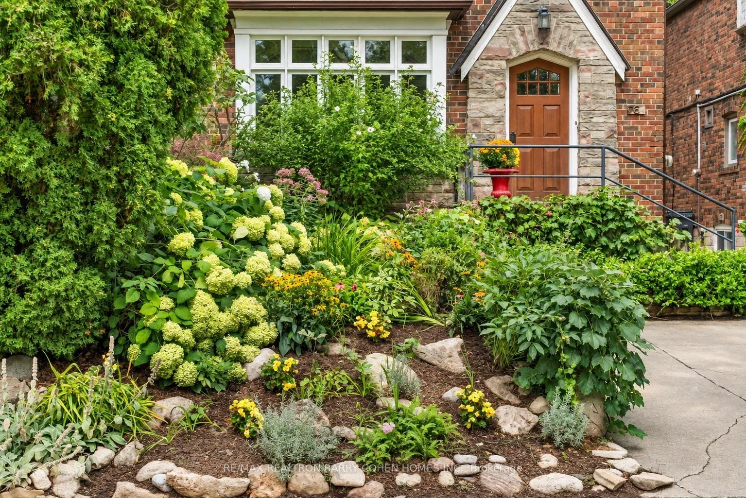 Photo 10 of 6 Nina Street, Toronto, Casa Loma — HOMEH
