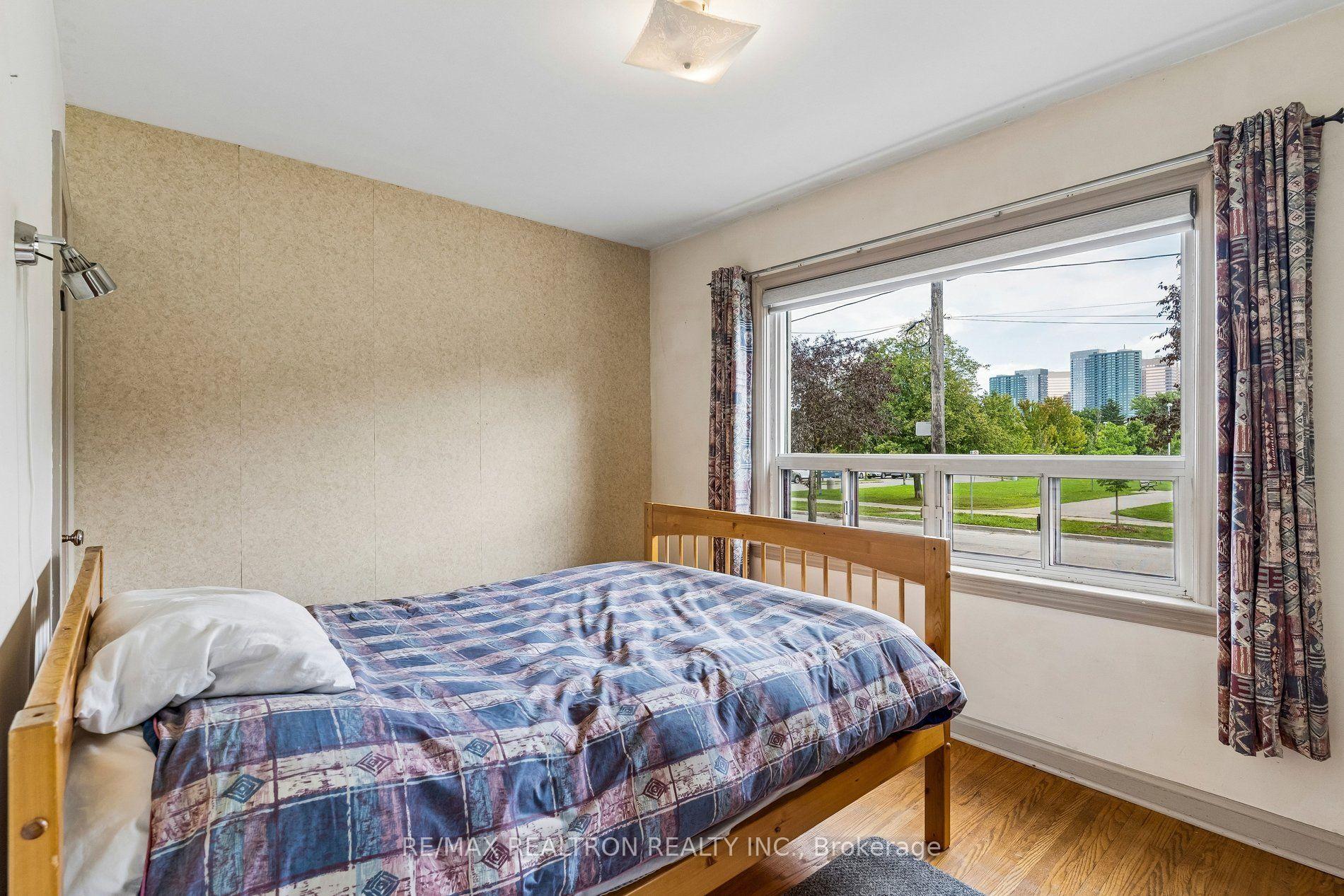 Photo 18 of 20 Edithvale Drive, North York, Willowdale West — HOMEH