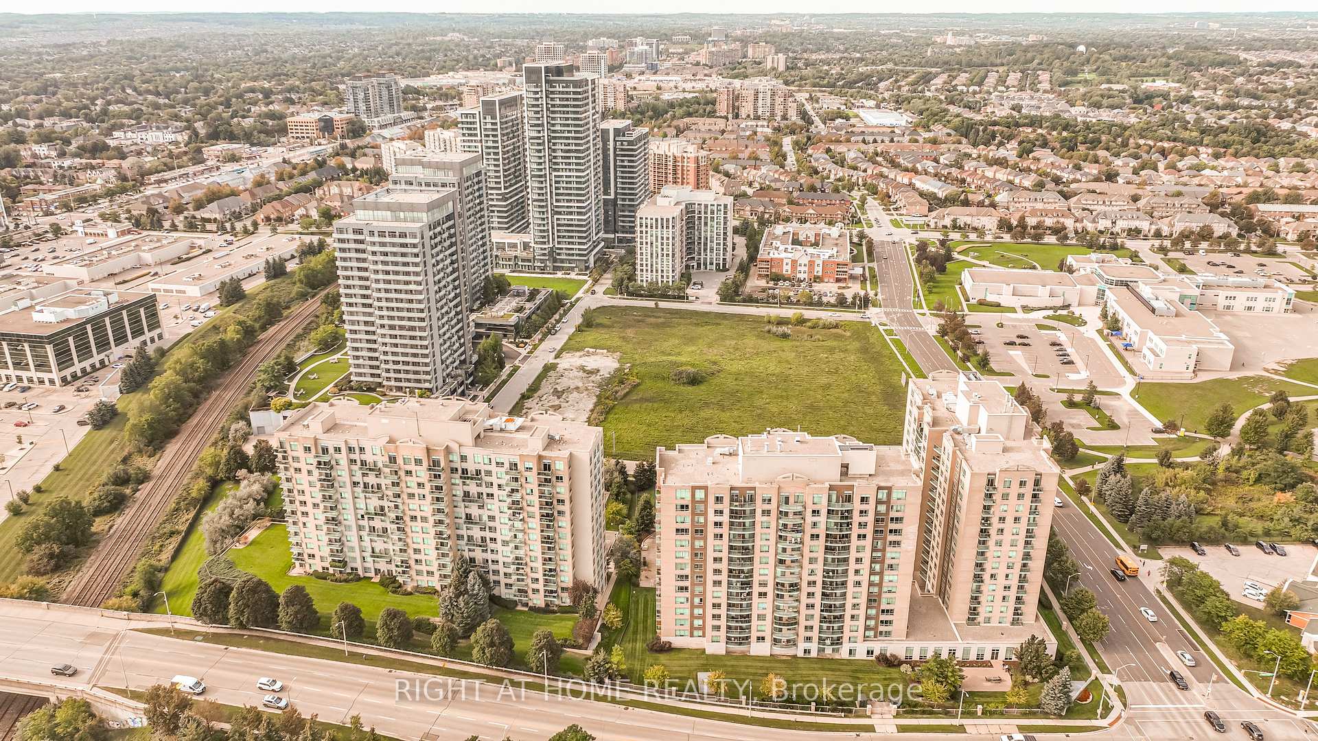 Photo 3 of Unit 1010, 23 Oneida Crescent, Richmond Hill, Langstaff — HOMEH